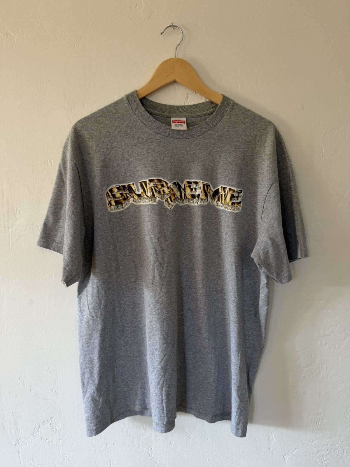 Supreme SUPREME - IN STORES NOW TEE Size US L / EU 52-54 / 3 - 1 Thumbnail
