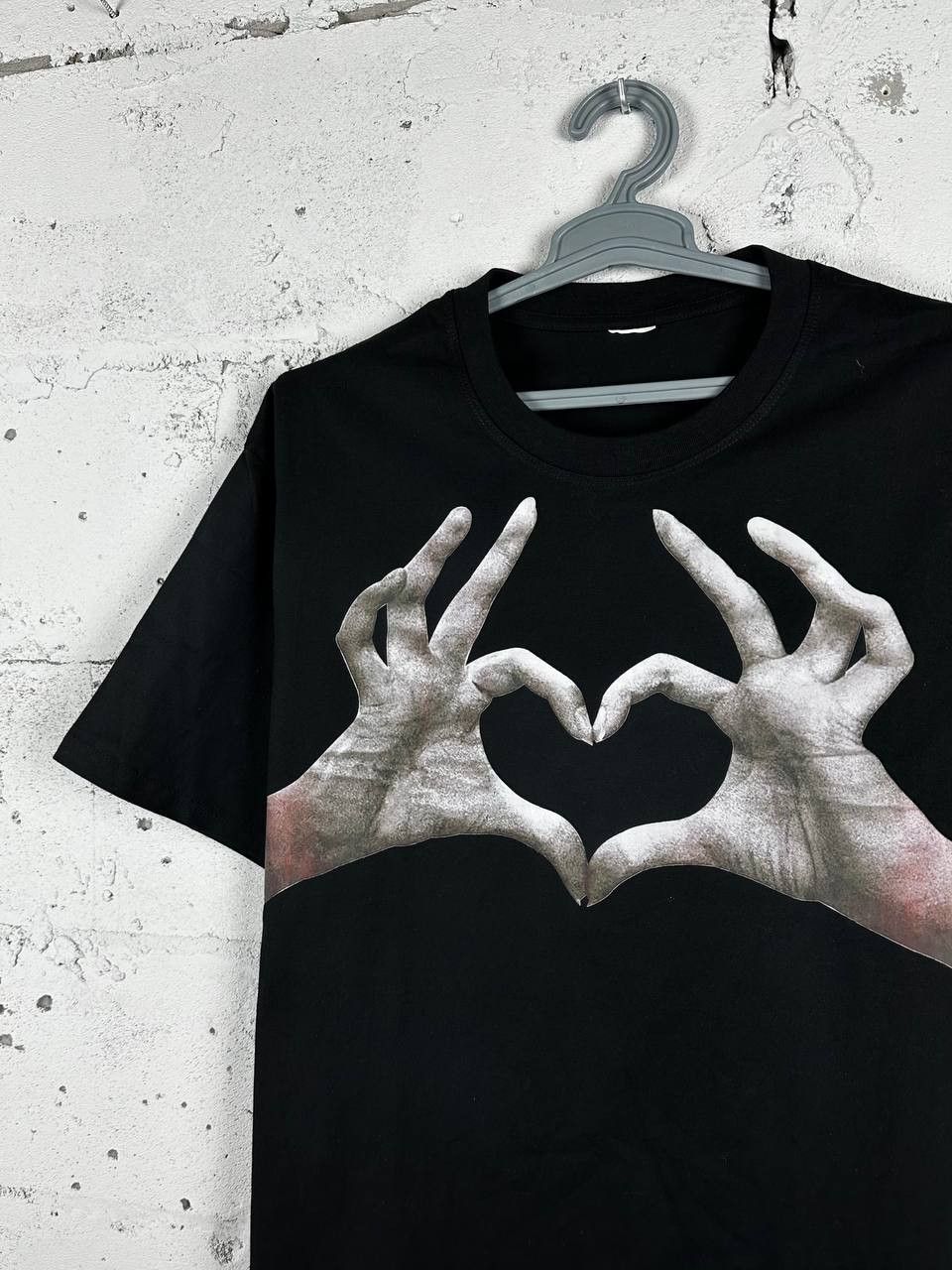 Vintage Avant garde Japanese Hands Heart Love T Shirt Size US XL / EU 56 / 4 - 2 Thumbnail