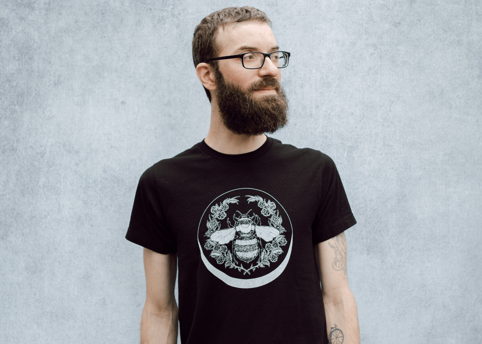 Designer × Vintage Honey Bee and Crescent Moon Floral Unisex Black T-Shirt Size US L / EU 52-54 / 3 - 5 Thumbnail