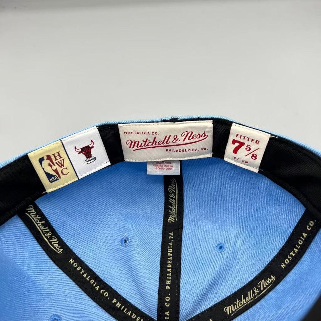Mitchell & Ness Chicago Bulls Hat Men 7 5/8 Mitchell & Ness NBA Fitted Cap Size ONE SIZE - 4 Thumbnail