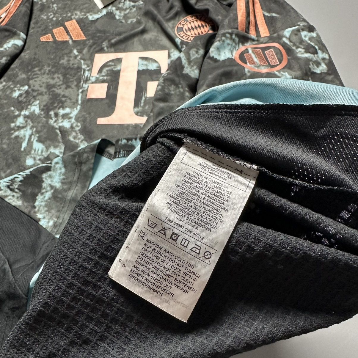 Vintage BAYERN ADIDAS 2024/2025 FOOTBALL AWAY JERSEY #19 DAVIES Size US L / EU 52-54 / 3 - 12 Thumbnail