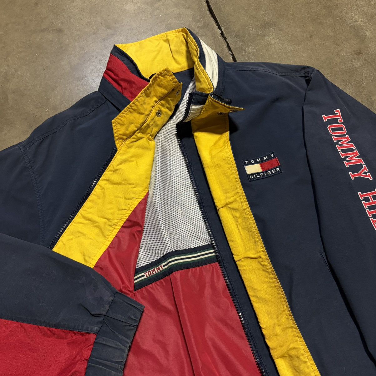 Tommy Hilfiger Vintage Tommy Hilfiger Jacket Lightweight Sailing Logo 90s Size US XL / EU 56 / 4 - 7 Thumbnail