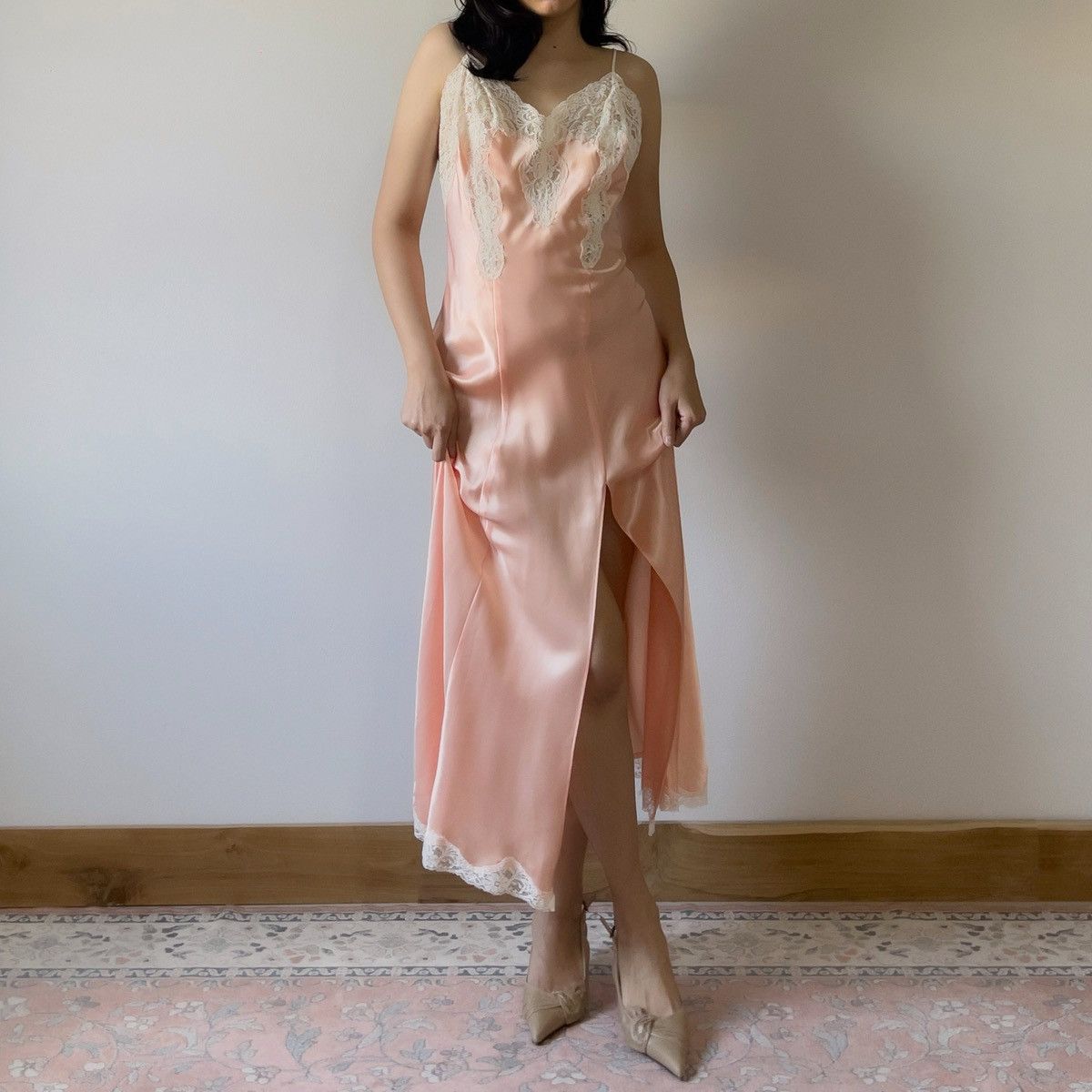 Victoria's Secret Victoria’s Secret 1990s Peach Satin & Lace Slip Gown (S–M) Size S / US 4 / IT 40 - 7 Thumbnail