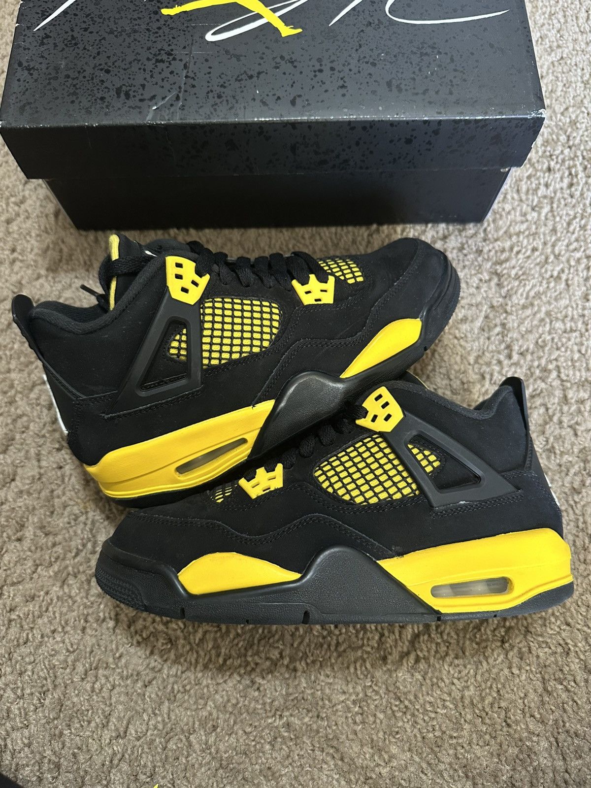 Size 6 - Jordan 4 Retro Thunder (2023) (408452-017)