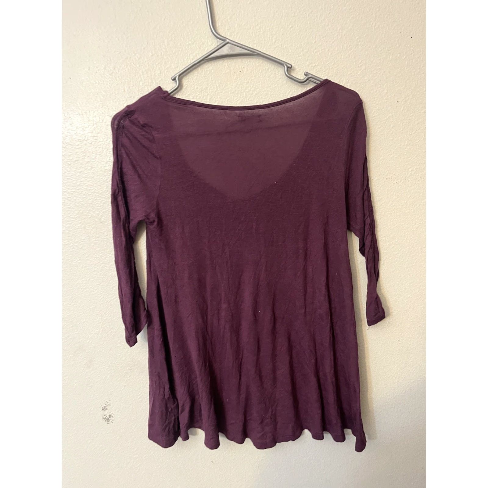 Vintage Kimchi blue Blouse Womens XS Maroon V-Neck 3/4 Sleeve Casual Pullover Tunic Rayon Pageant? (Note: must not add words) Size XS / US 0-2 / IT 36-38 - 3 Thumbnail