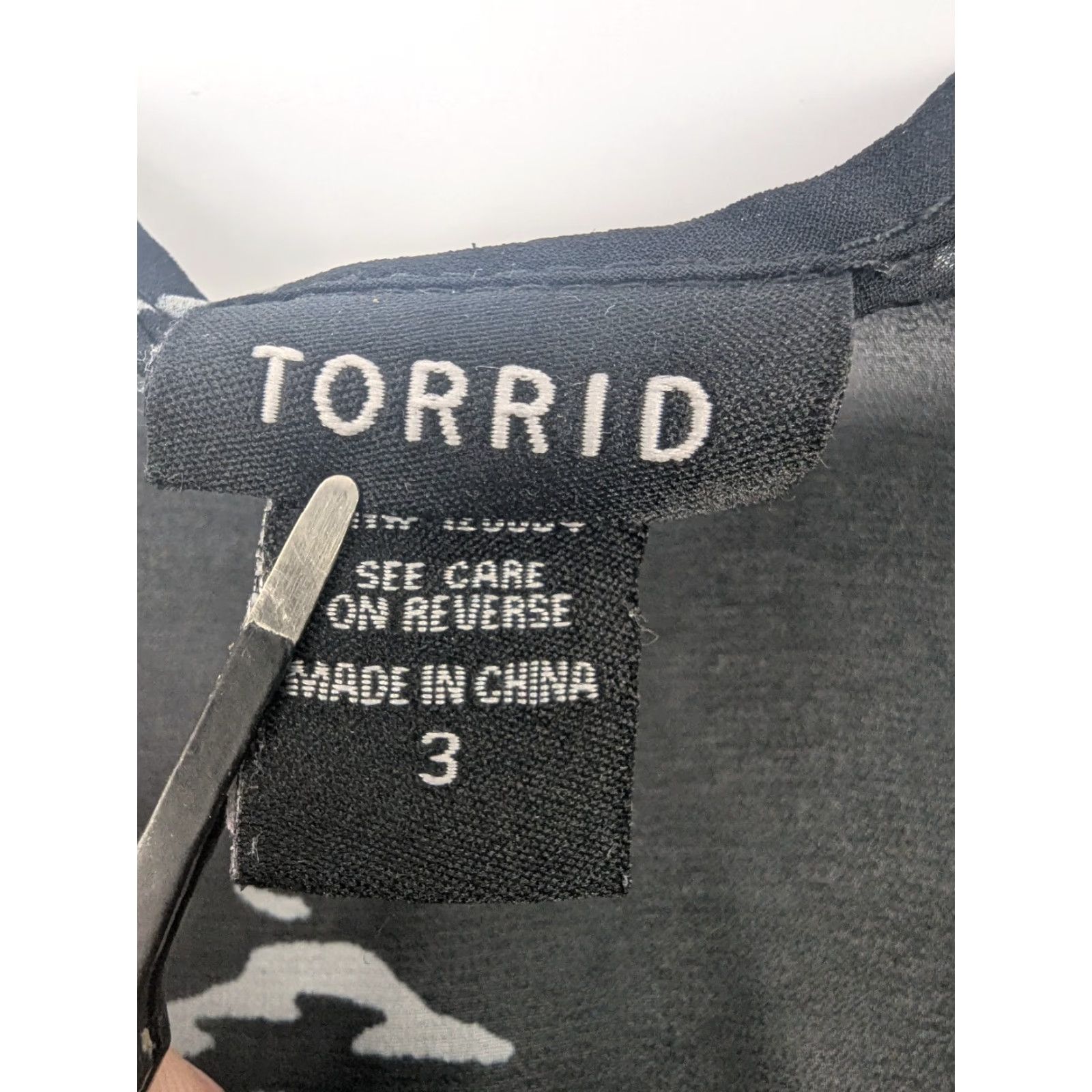 Torrid Torrid Black Floral Sheer Pleated Button Tank Blouse Open Back Women Size 3 Size XS / US 0-2 / IT 36-38 - 7 Thumbnail
