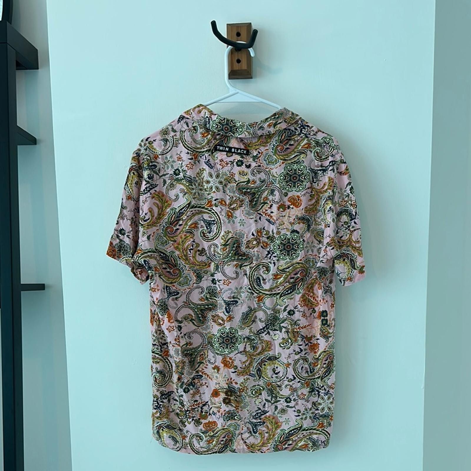 Designer Pink and Green Casual Button Down Shirt with Floral Print Size US S / EU 44-46 / 1 - 4 Thumbnail