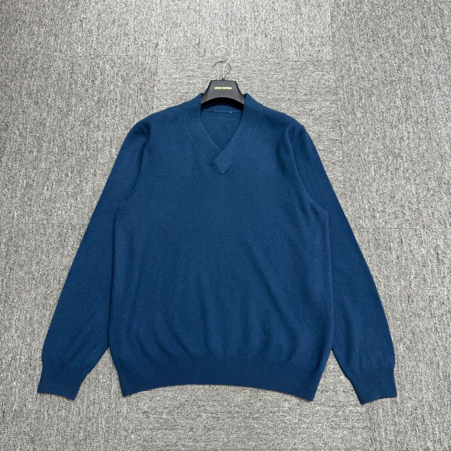 Hermes Hermes V-neck cashmere knit sweater shoulder 46 Size US S / EU 44-46 / 1 - 1 Thumbnail