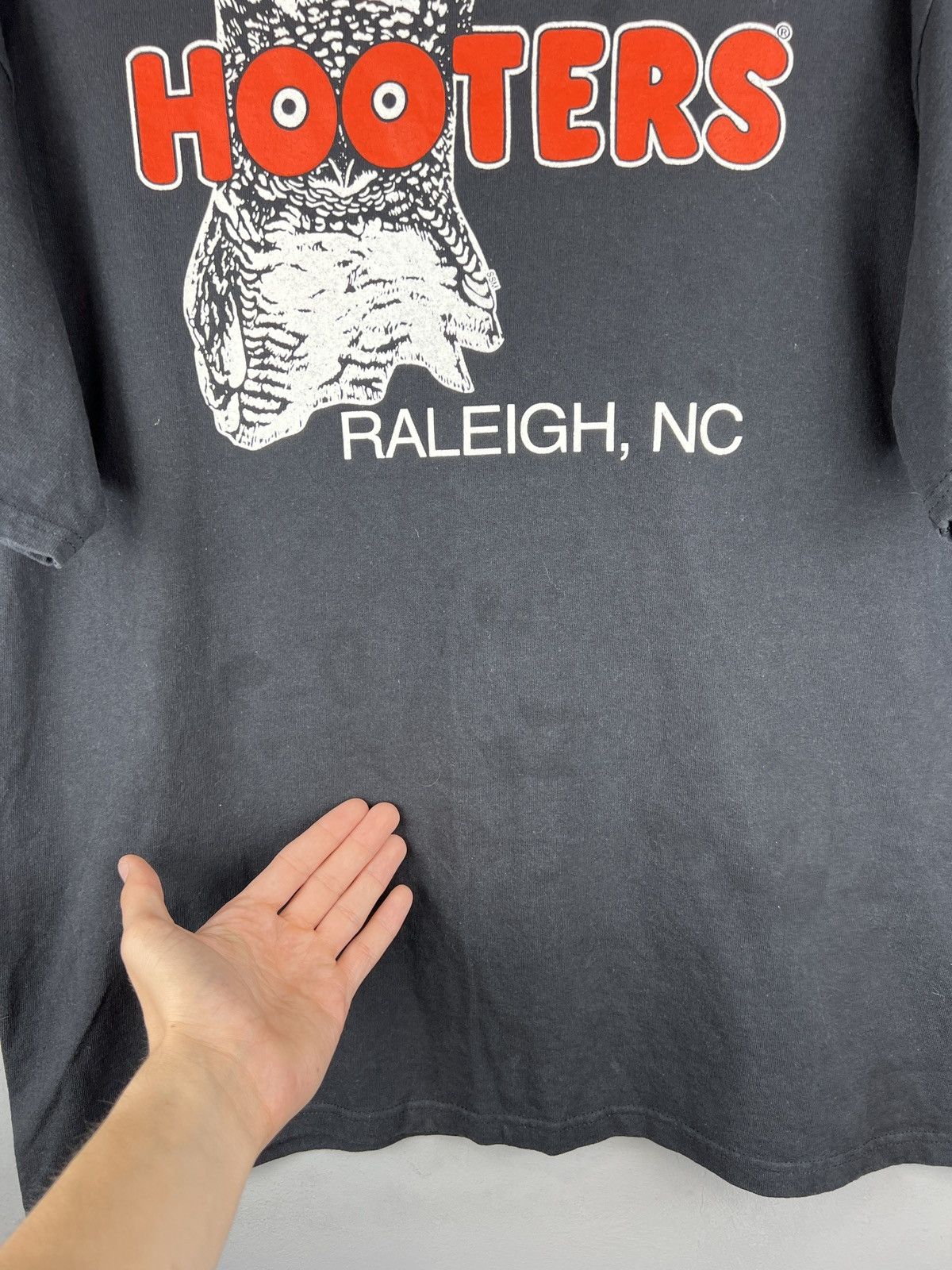 Vintage Vintage 90s Parody Hooters Raleigh,NC Band tee Size US XL / EU 56 / 4 - 6 Thumbnail