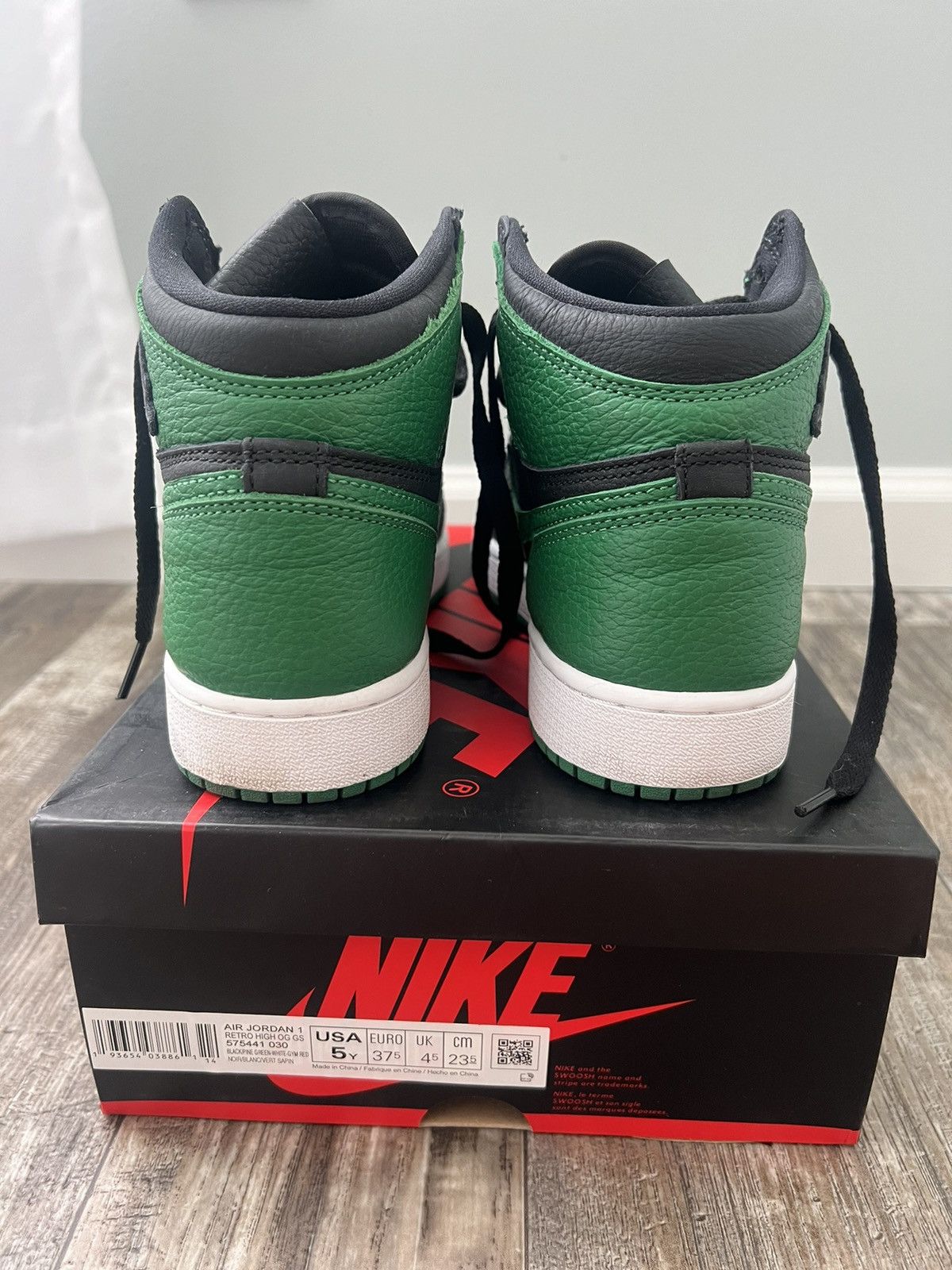 Jordan Brand Air Jordan 1 Retro High OG GS Black PineGreen Size US 5 / EU 37 - 3 Thumbnail