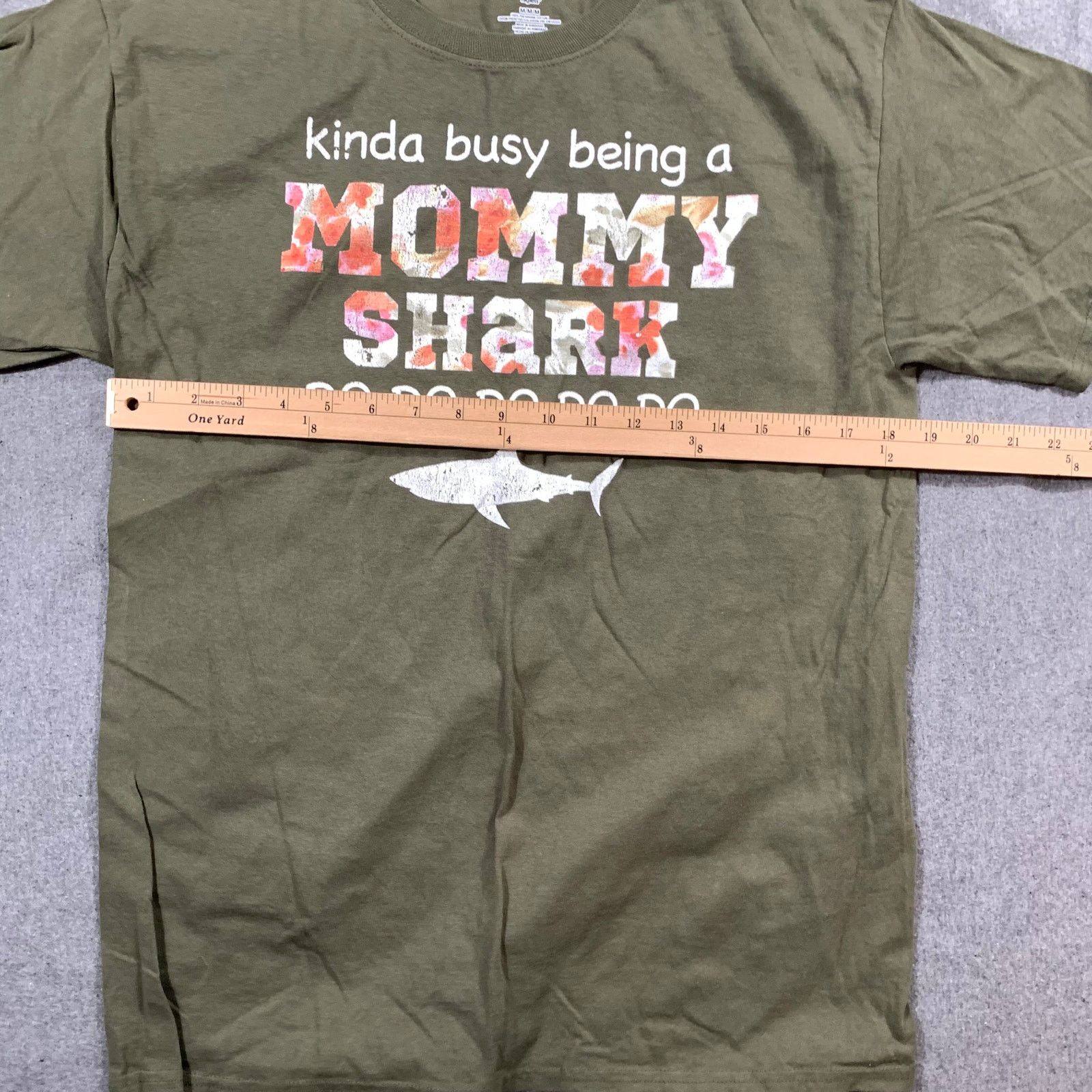 Hanes Hanes Mommy Shark Shirt Women Medium Size M / US 6-8 / IT 42-44 - 4 Thumbnail