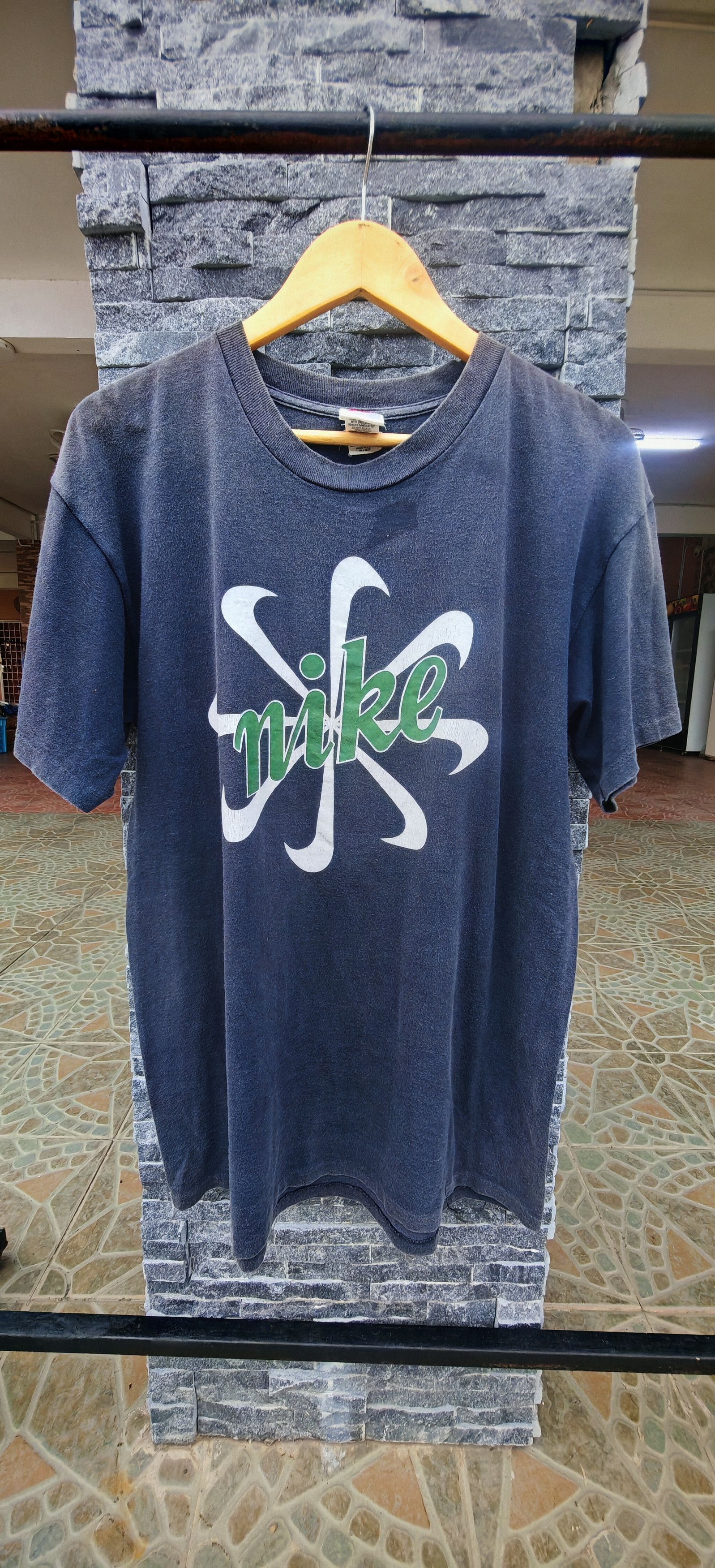 Nike Nike vintage 90s made in USA sun-faded starburst graphic tee Size US L / EU 52-54 / 3 - 1 Thumbnail
