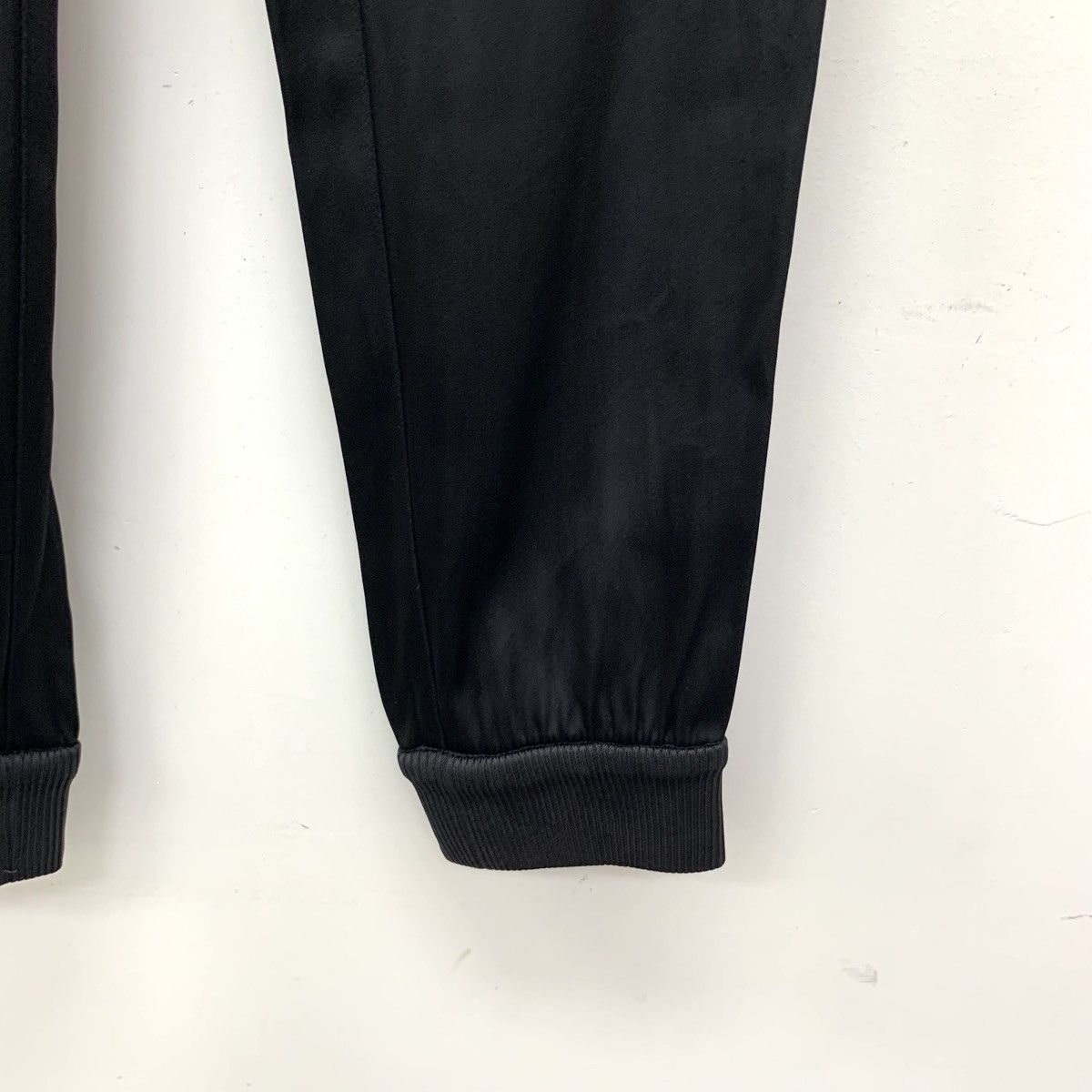 Louis Vuitton Louis Vuitton Black Logo Emblem Cuffed Sweatpants K26WX Size 24" / US 00 / IT 34 - 5 Thumbnail
