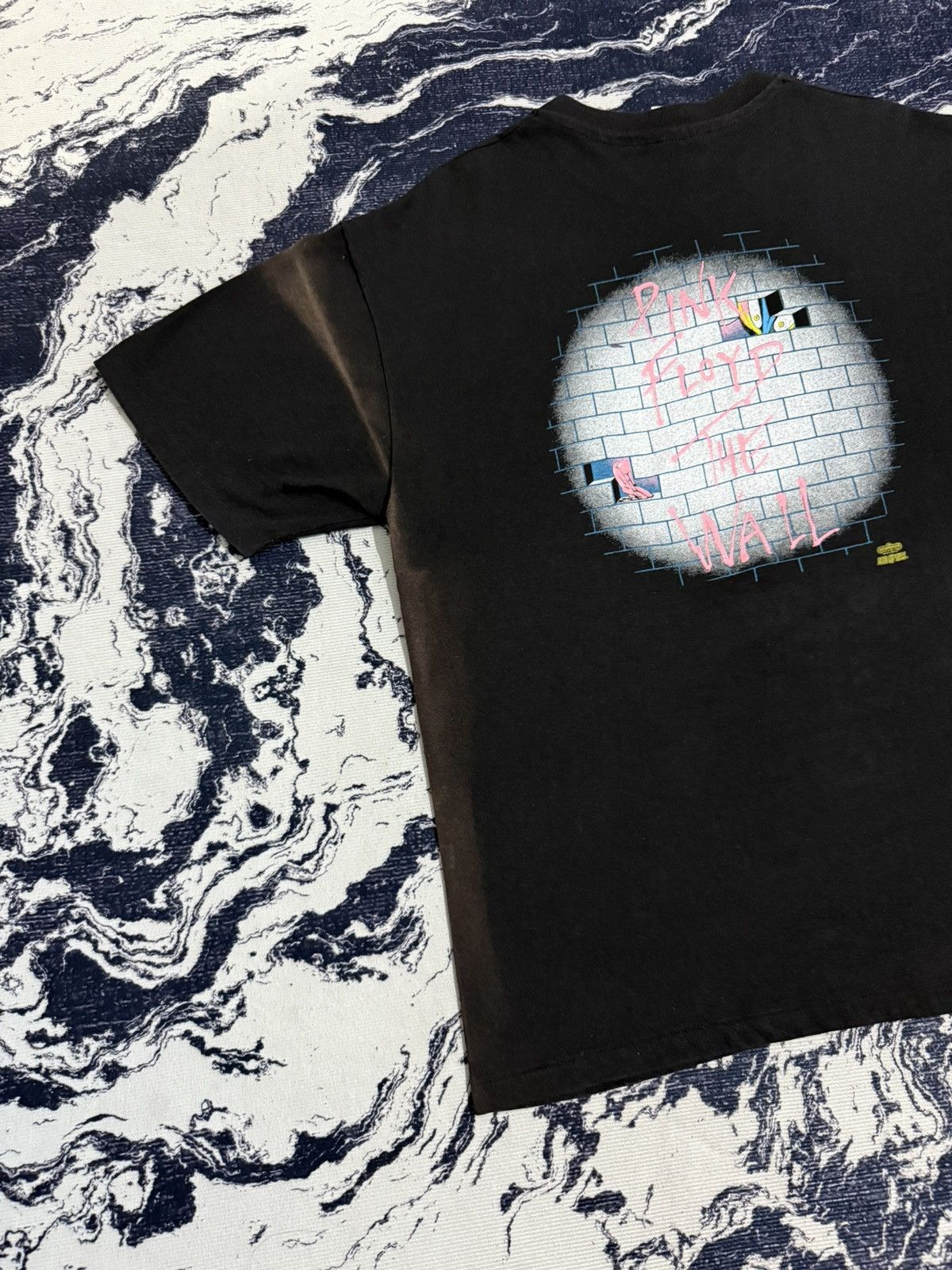 Band Tees Vintage pink floyd the wall 1982 gerard scarfe tshirt Size US XL / EU 56 / 4 - 17 Thumbnail