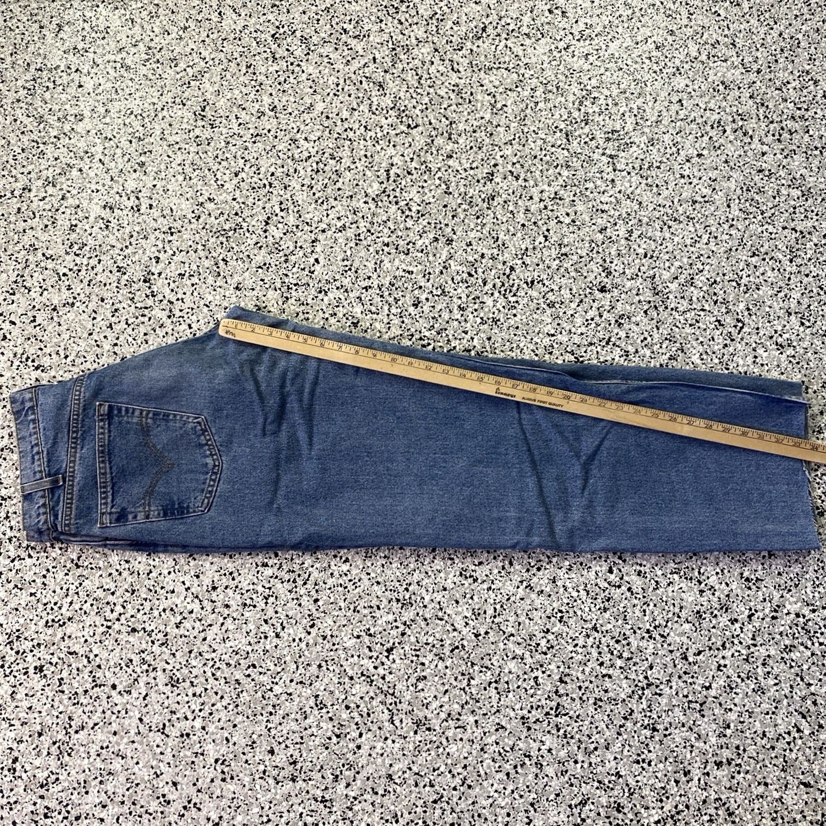 Levi's VINTAGE Levi's 505 Jeans Mens 32x33 CUT SHORT Blue Straight Denim USA MADE Jeans Mens 32 Regular 5-Pocket Design Medium Wash Bagged? Size US 32 / EU 48 - 6 Thumbnail