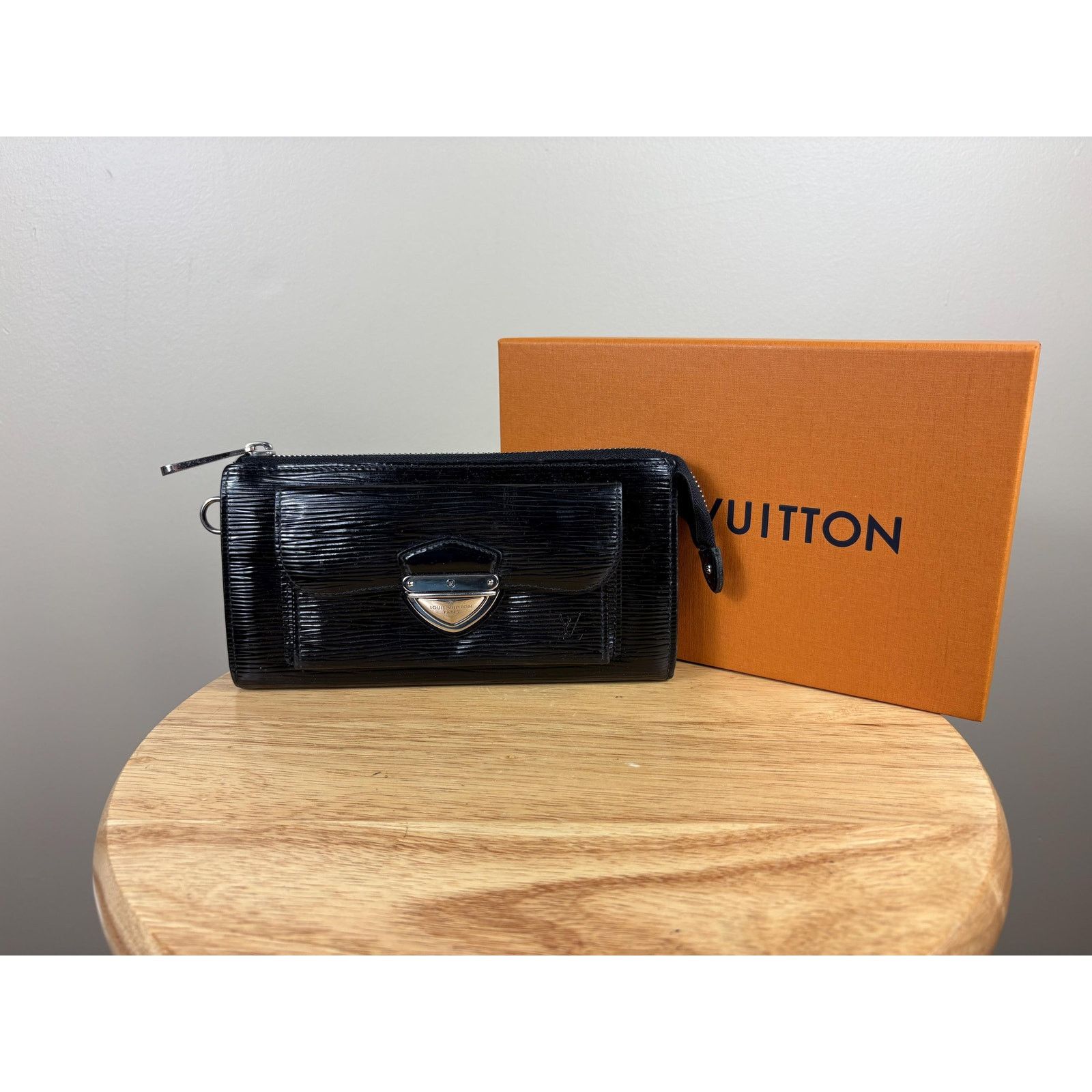 Louis Vuitton Authentic Louis Vuitton Black Epi Astrid Zippy Wallet w/ Box Size ONE SIZE - 1 Thumbnail