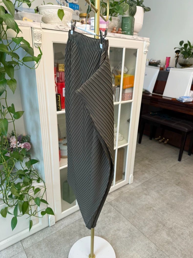 Issey Miyake Issey Miyake Olive-colored pleated skirt Size 25" / US 0 / IT 36 - 8 Thumbnail
