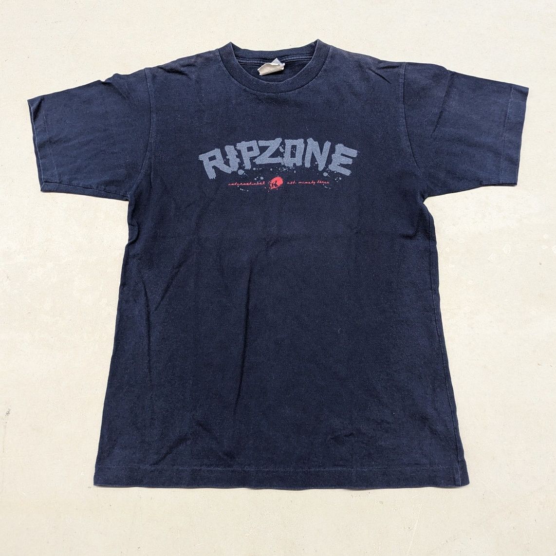 Vintage Vintage 90s Ripzone essential logo t-shirt Size US M / EU 48-50 / 2 - 1 Thumbnail