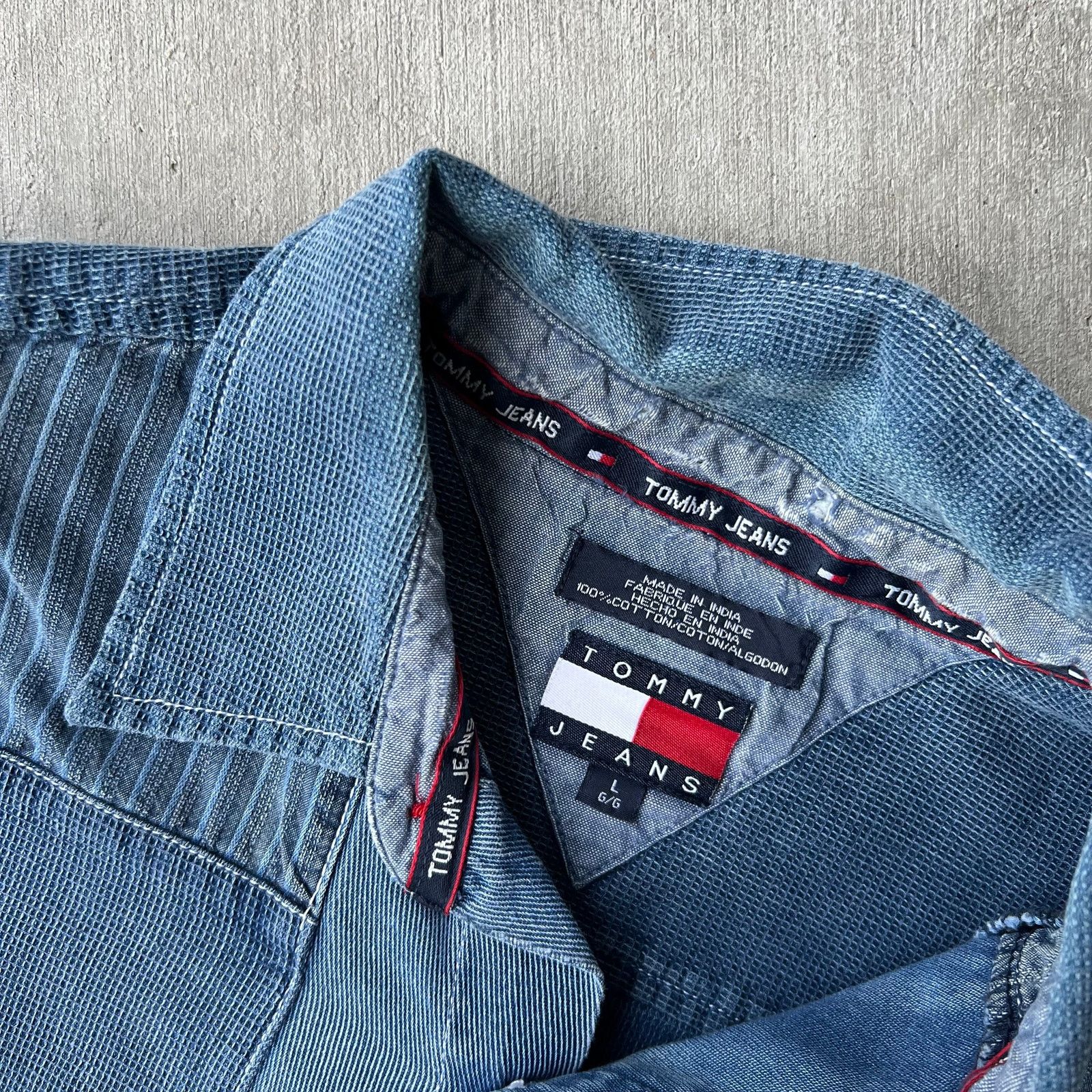 Vintage Vintage Tommy jeans y2k denim button up graphic t shirt Size US L / EU 52-54 / 3 - 5 Thumbnail