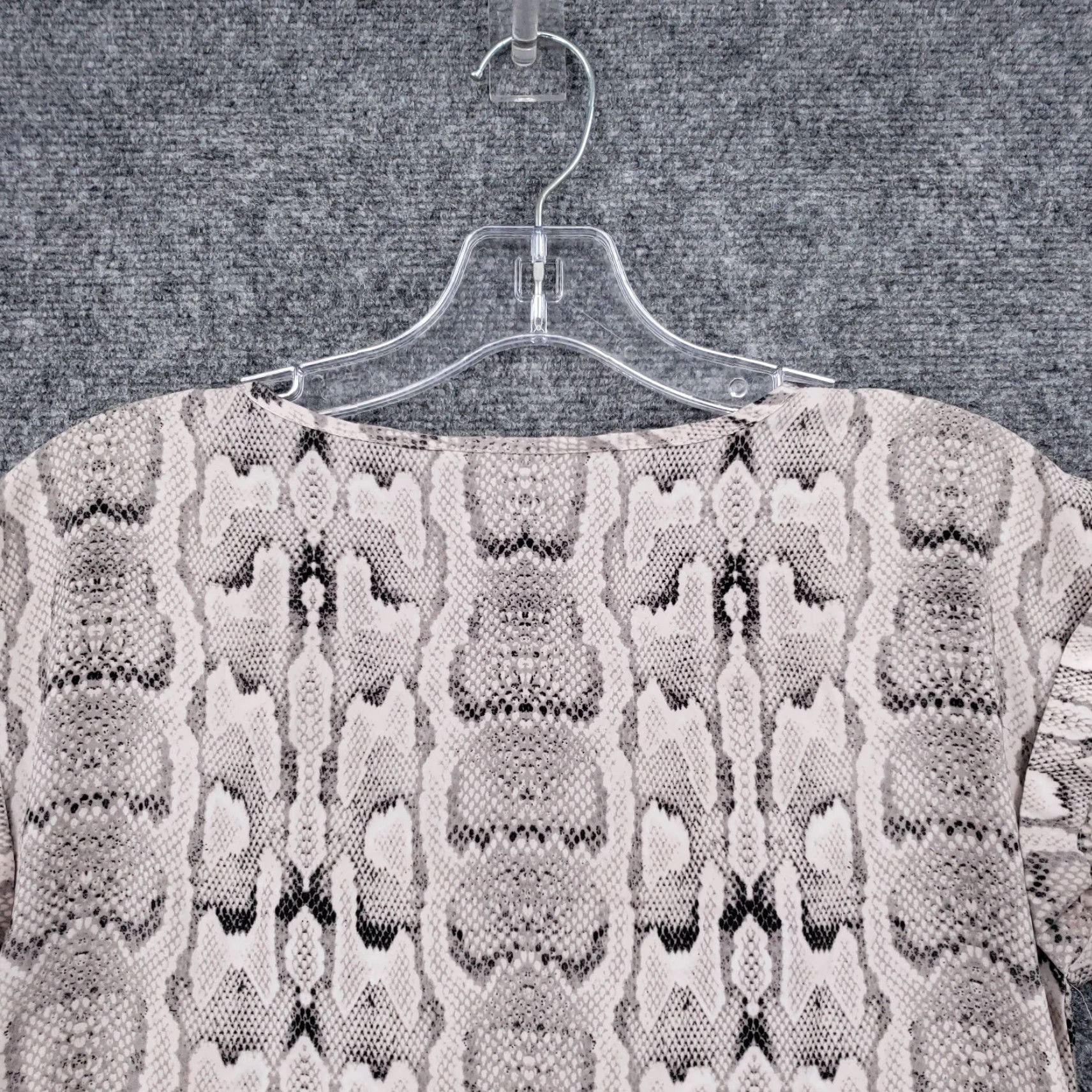 Express Express T-Shirt Womens XS Gray Snakeskin V-Neck Short Sleeve Casual Top Size XS / US 0-2 / IT 36-38 - 6 Thumbnail