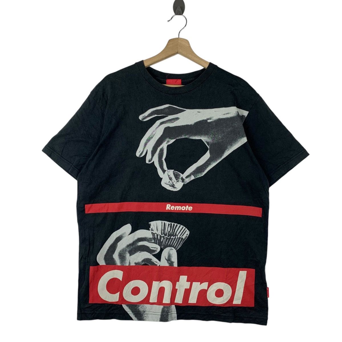 Vintage Vintage BARBARA KRUGER REMOTE CONTROL Tee Shirt Top Size US L / EU 52-54 / 3 - 1 Thumbnail