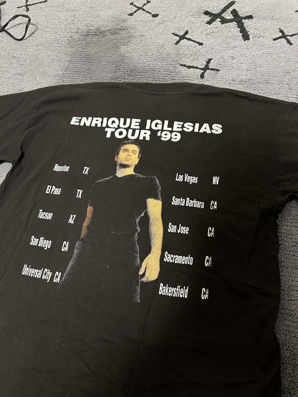 Vintage '99 Enrique Iglesias Tee Size US XL / EU 56 / 4 - 7 Thumbnail