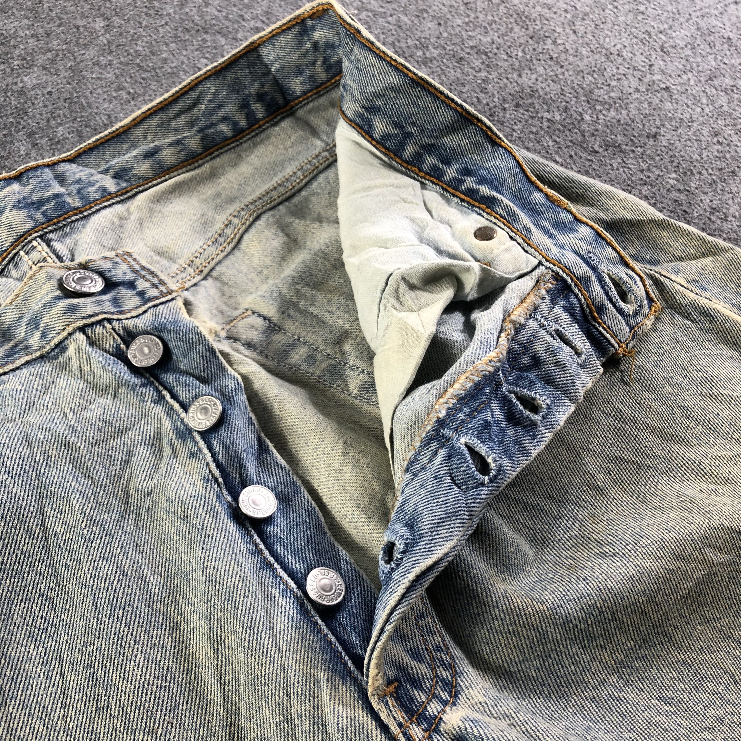 Levi's Vintage 90s Light Wash Levis 501 Jeans-J4036 Size US 32 / EU 48 - 9 Thumbnail
