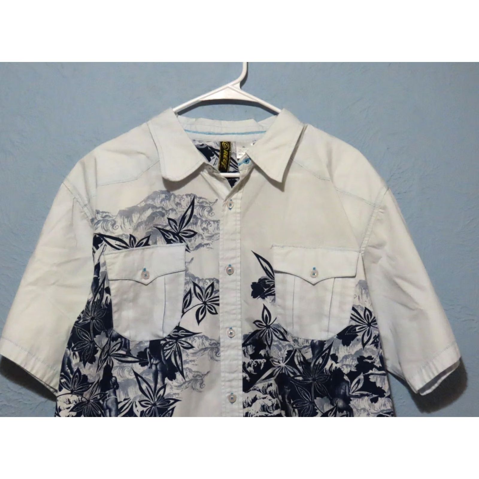 REEF Reef XL Blue Floral Button-Up Hawaiian Casual Shirt Boys? Size US XL / EU 56 / 4 - 3 Thumbnail