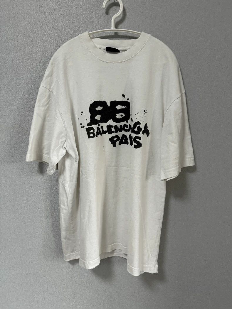 Balenciaga Balenciaga White Graffiti Oversize T-Shirt - dmc Size US S / EU 44-46 / 1 - 1 Thumbnail