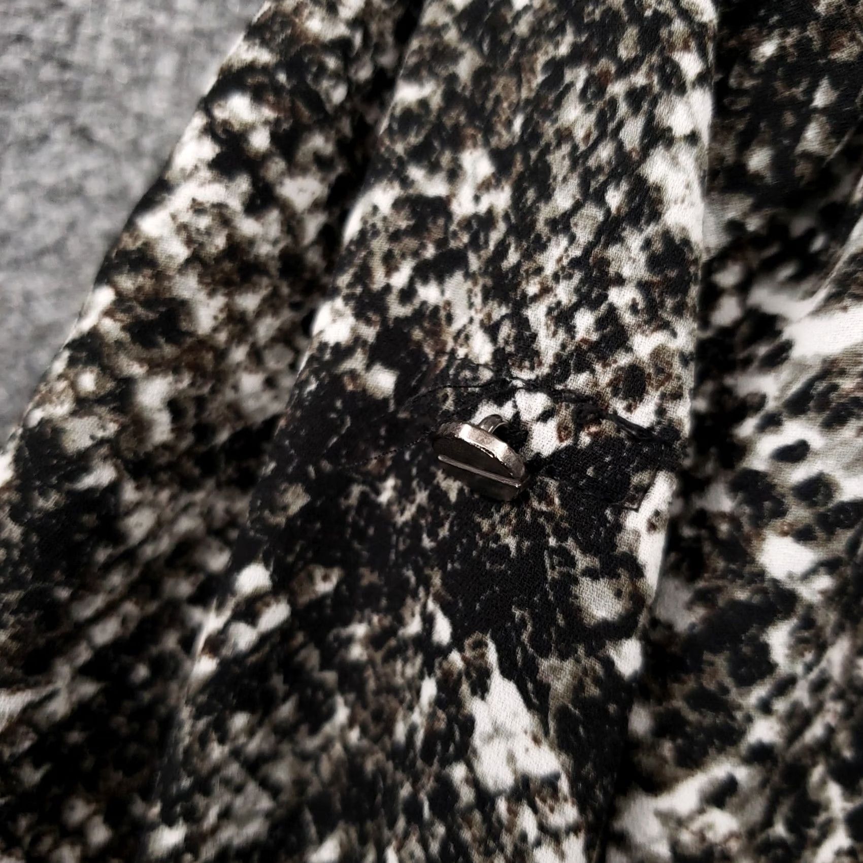 Mossimo Mossimo Womens Black Tunic Shirt XS Button-Up Long Sleeves Snakeskin Polyester Size XS / US 0-2 / IT 36-38 - 7 Thumbnail