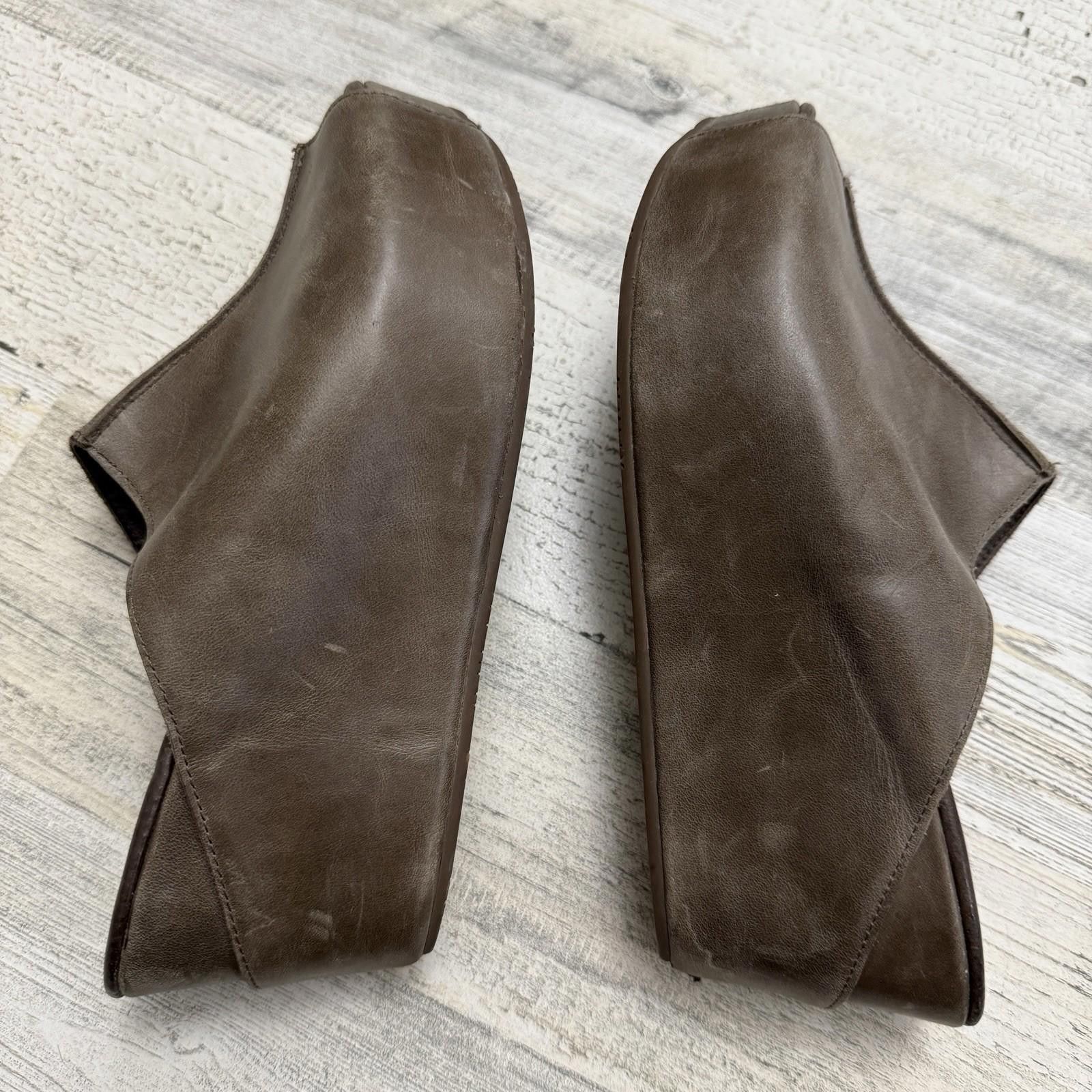 Designer Chocolat Blu Leather Wedge Platform Sandals, Size 7.5 Size US 7.5 / IT 37.5 - 3 Thumbnail