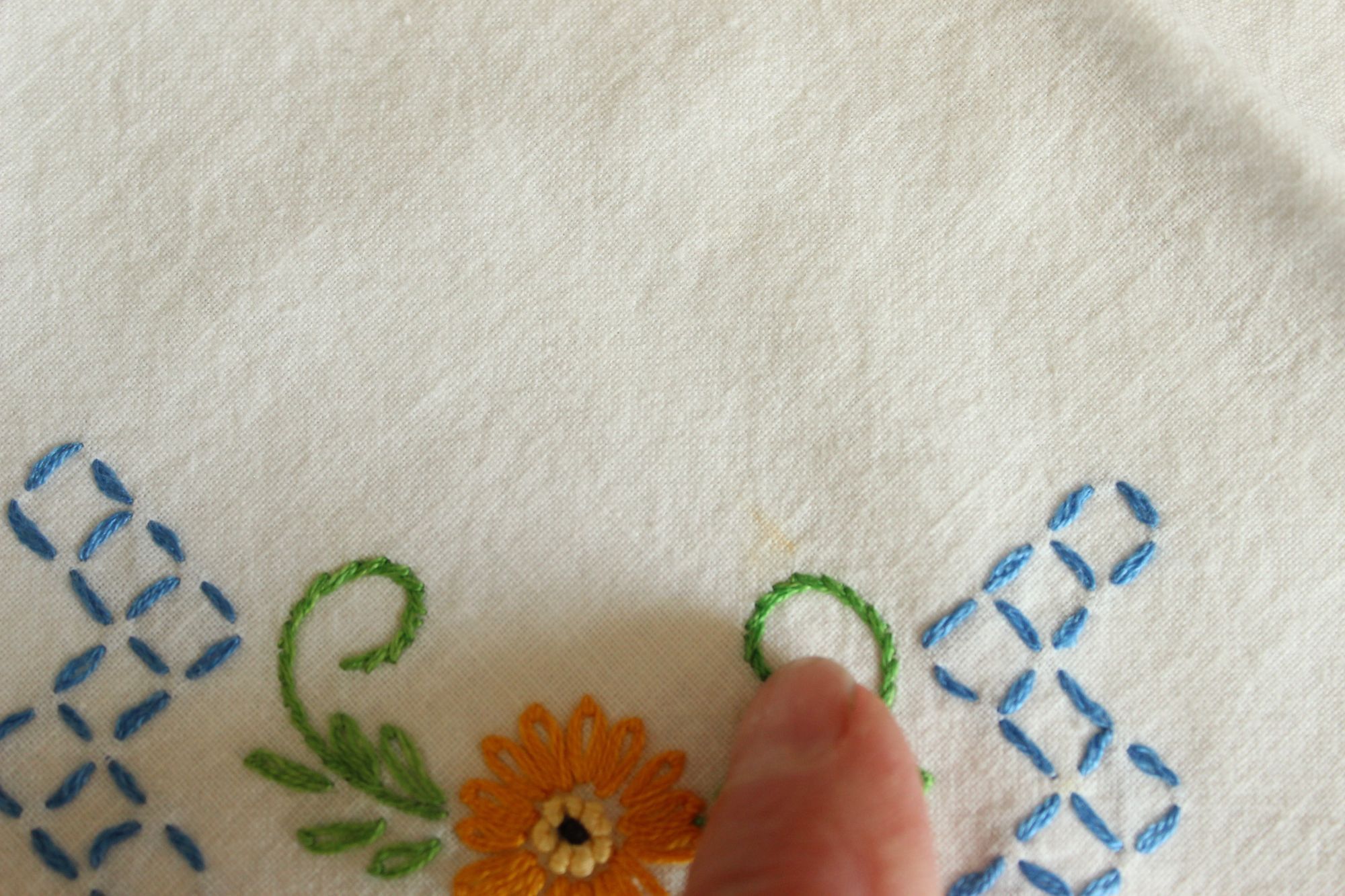 Vintage Vintage 1960s 1970s Handkerchief, White Cotton With Embroide Size ONE SIZE - 6 Thumbnail