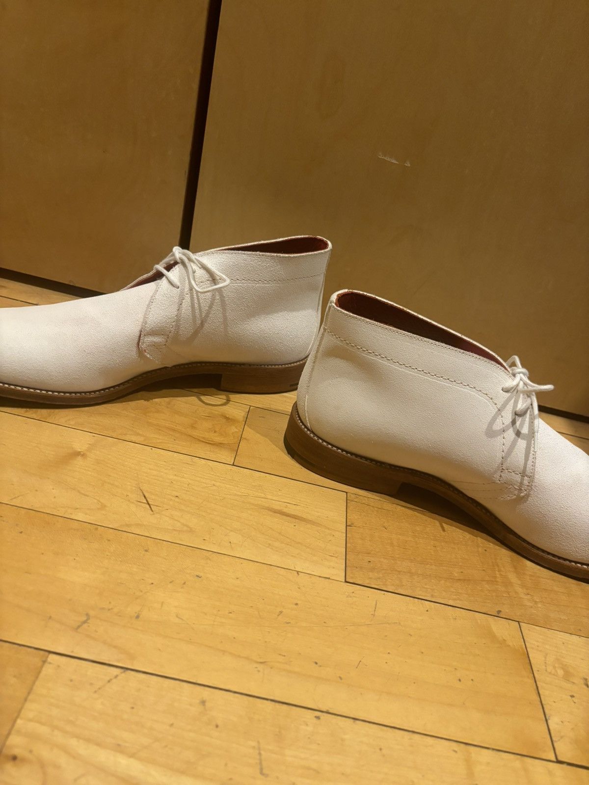 Tricker's TRICKERS white suede chukka boot red interior 10.5 chelsea Size US 10.5 / EU 43-44 - 4 Thumbnail