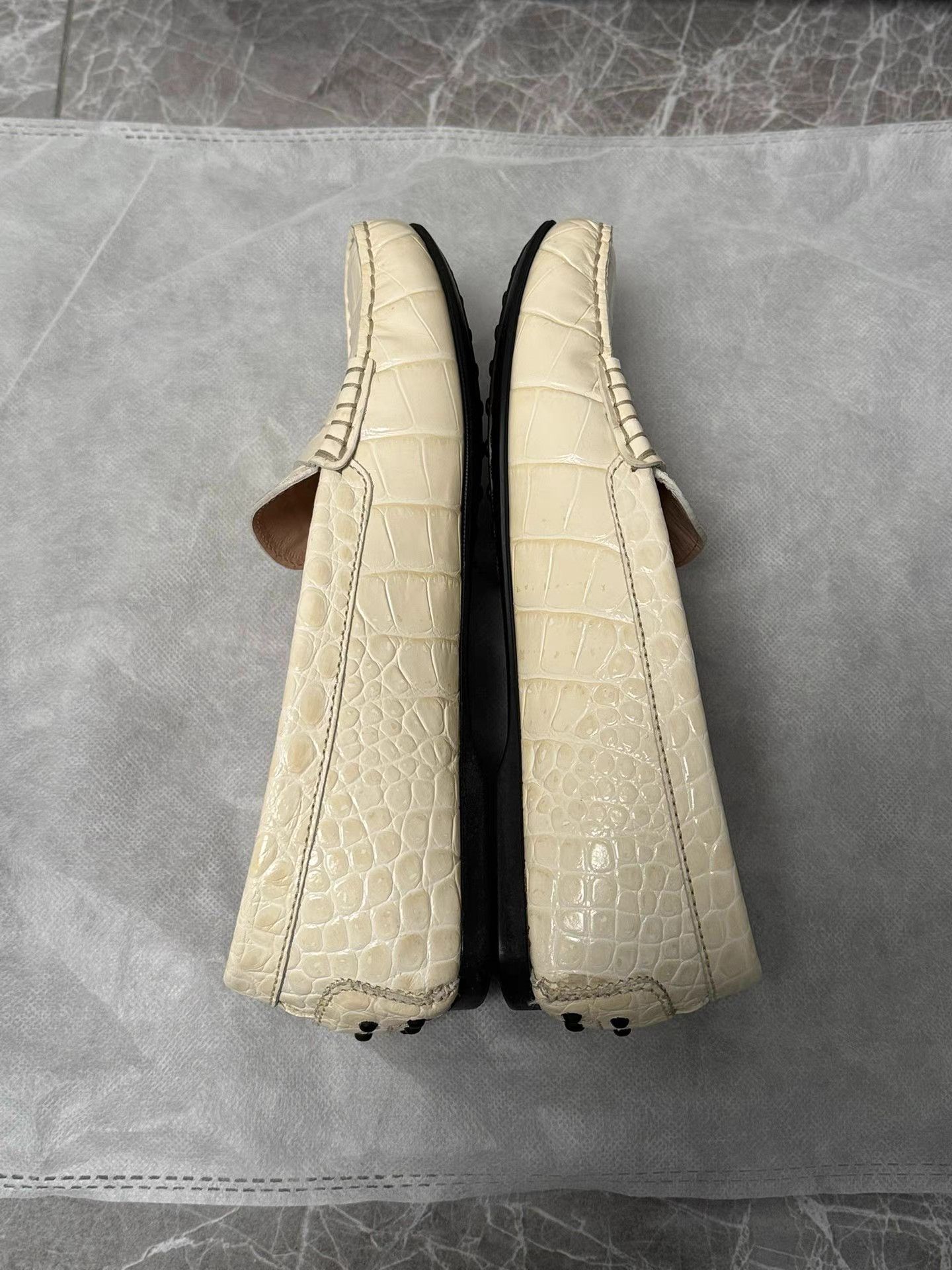 Tod's Tod's Classic White Crocodile Pattern Driving Shoes Size US 7.5 / IT 37.5 - 7 Thumbnail