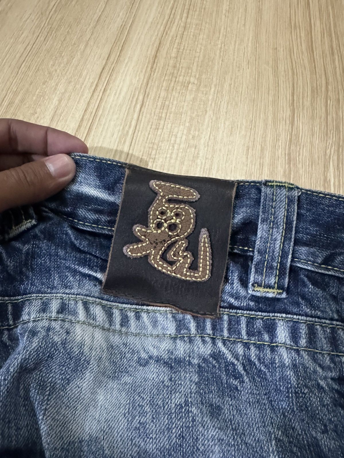Japanese Brand ONIRAI DISTRESSED BLUE WASH AND UNIQUE FADING PATTERN JEANS Size US 29 - 7 Thumbnail