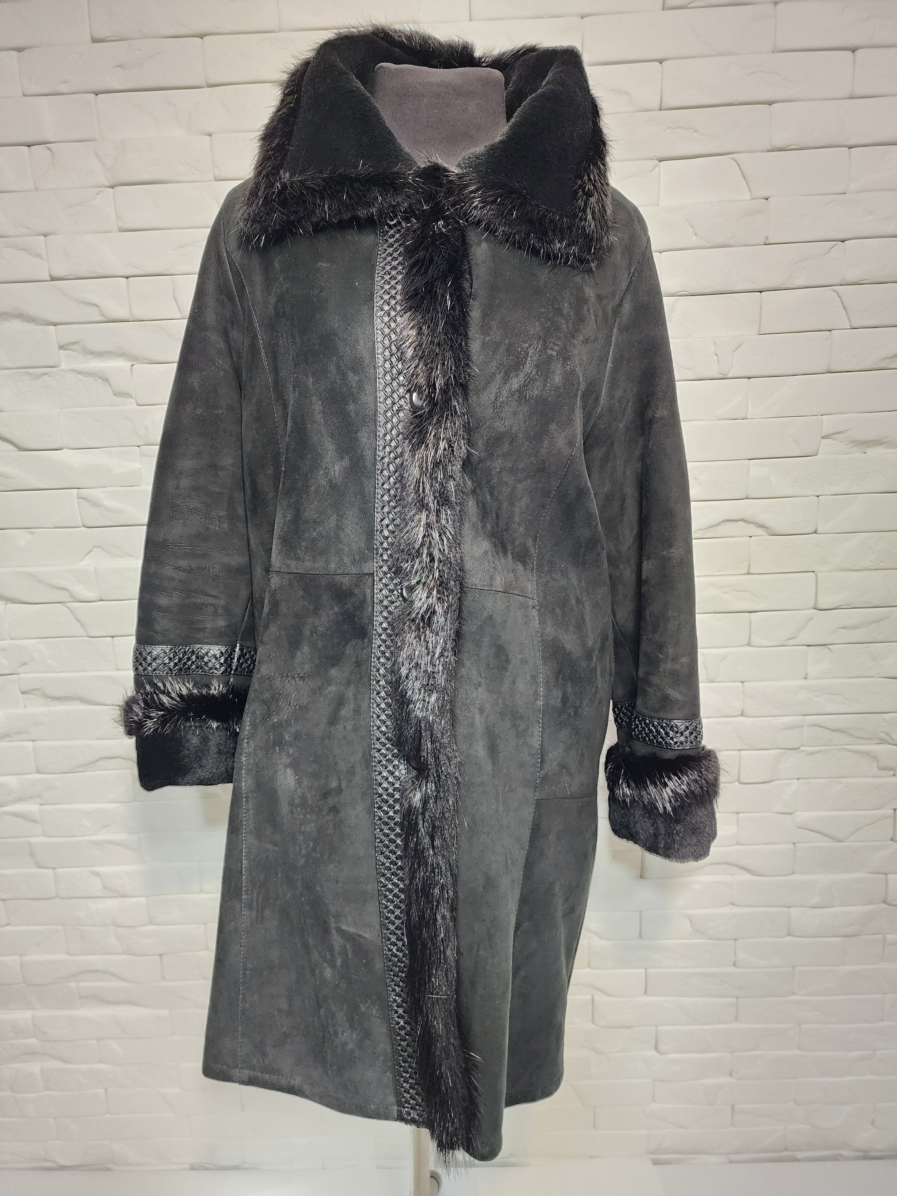 Uniqlo Black Sheepskin Coat: Women's Genuine Fur Trim, Button Front Size XXL / US 16-18 / IT 52-54 - 1 Thumbnail