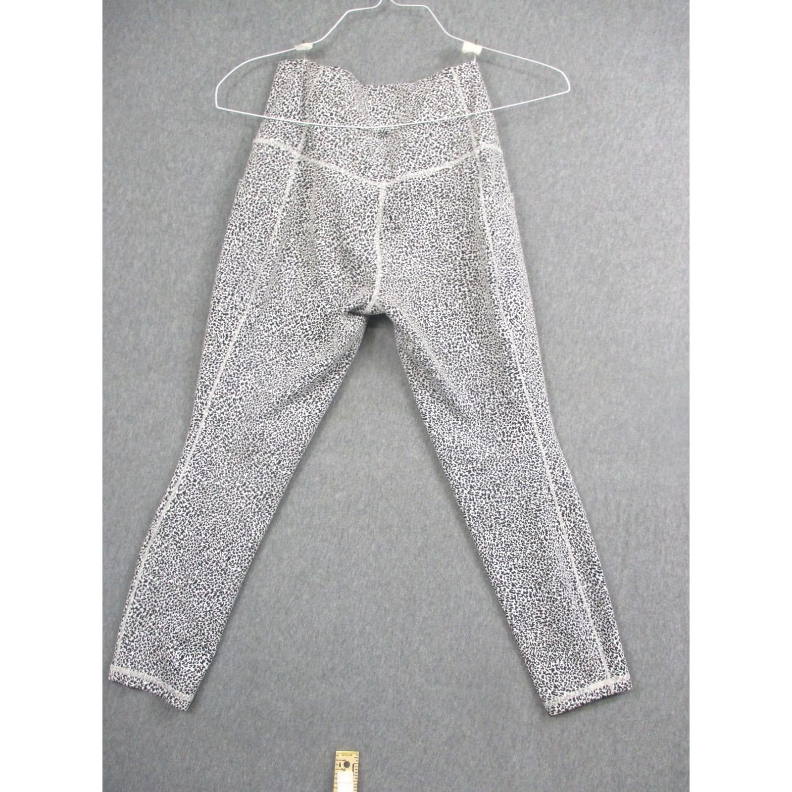 Athleta Athleta Leggings Womens M Black Animal Print Ankle Salutation Stash II Textured Pockets Yoga Size 32" / US 10 / IT 46 - 7 Thumbnail