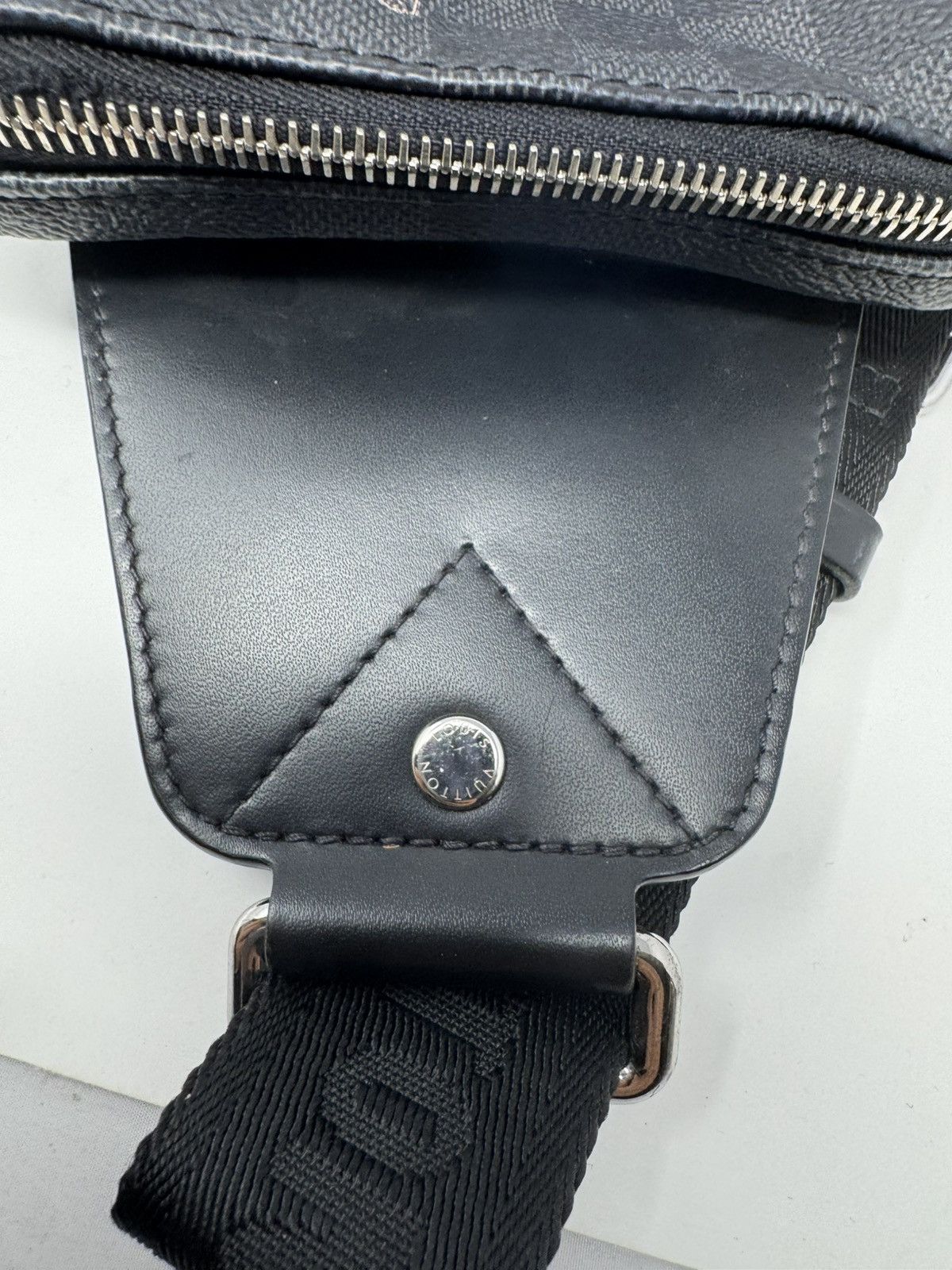 Louis Vuitton Louis Vuitton Avenue Sling Bag Wild Animals Damier Graphite Size ONE SIZE - 6 Thumbnail