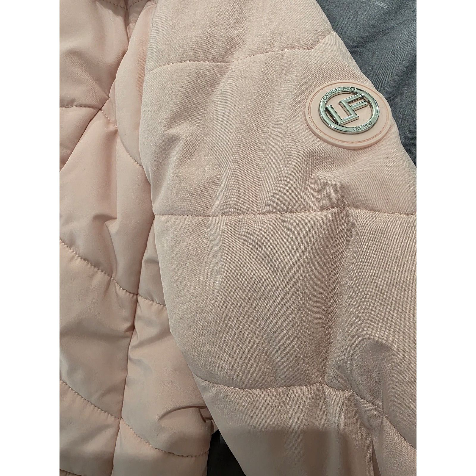 London Fog Excellent Condition London Fog Womens Medium Faux Fur Hooded Size M / US 6-8 / IT 42-44 - 3 Thumbnail