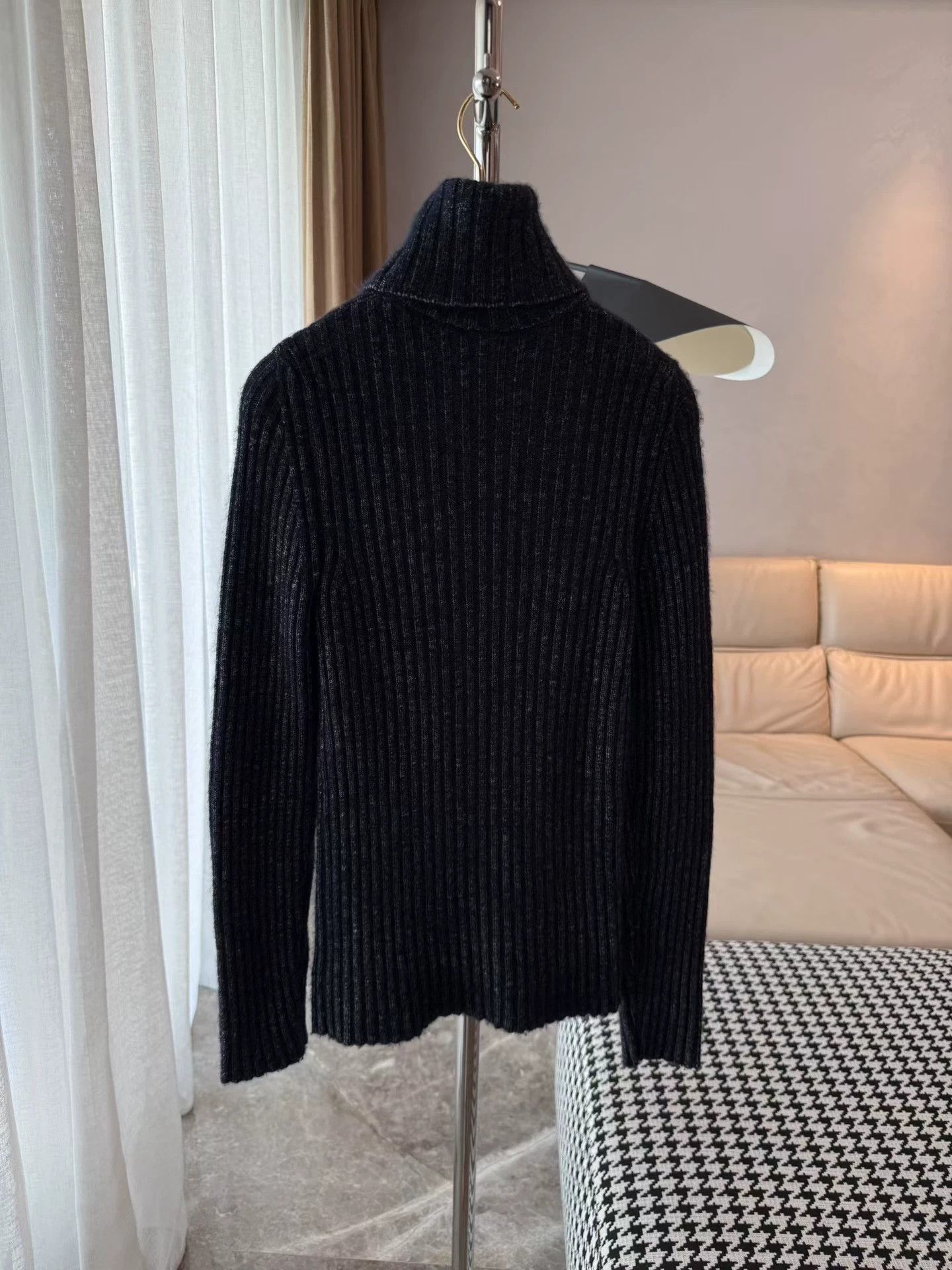 Chanel Chanel embossed logo cashmere-silk sweater 40 (small） Size M / US 6-8 / IT 42-44 - 2 Thumbnail