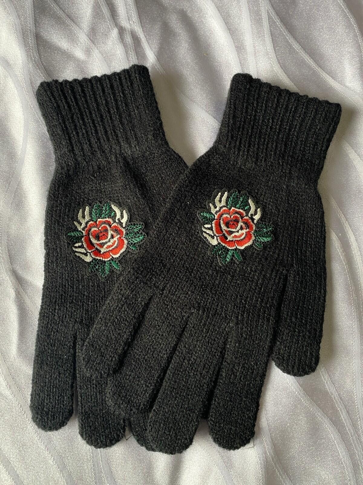 Ed Hardy NWT Ed Hardy Women’s Hat & Glove Set. Heart And Roses Size ONE SIZE - 5 Thumbnail