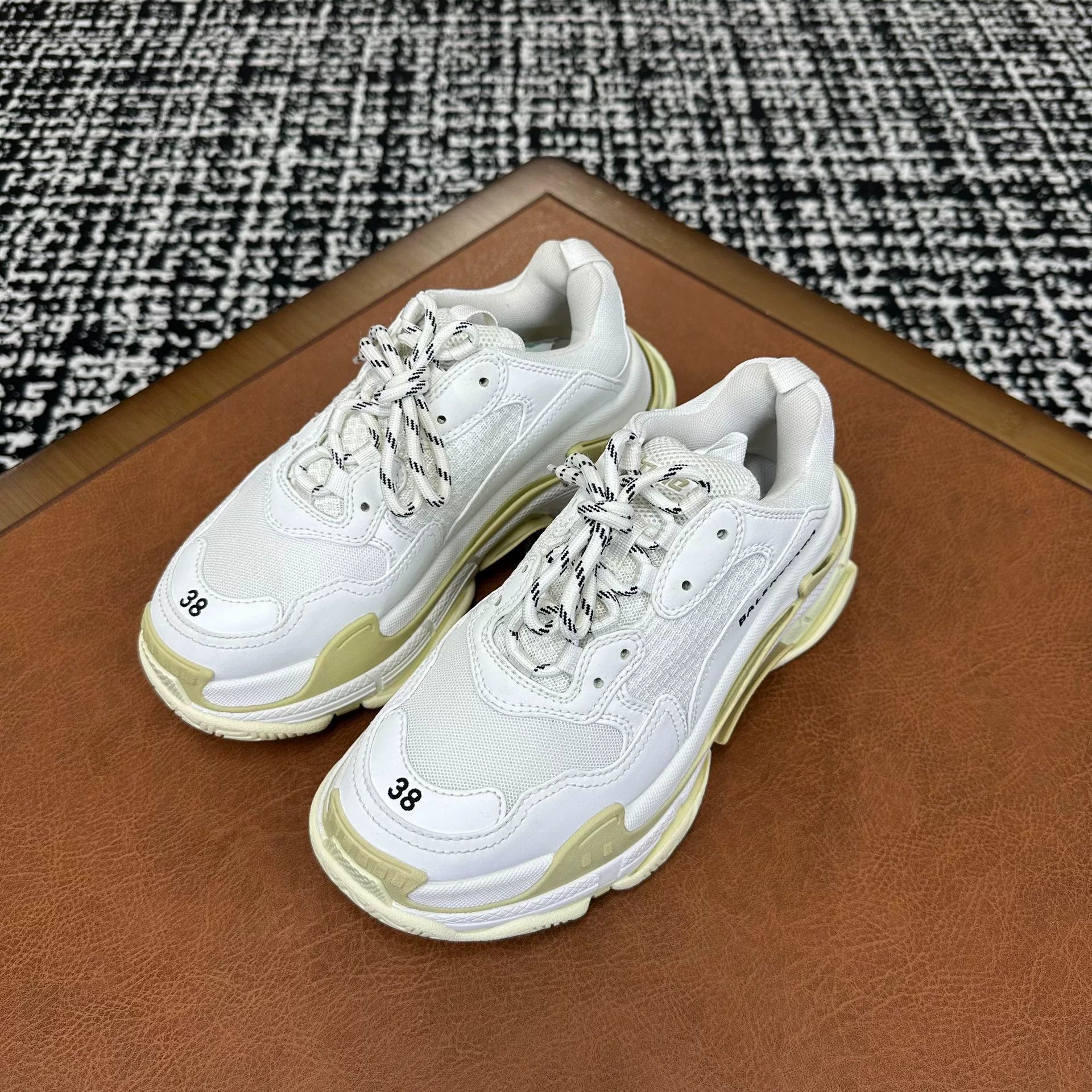 Balenciaga Balenciaga White Lowtop Sneakers it_38 Women Size US 8 / IT 38 - 1 Thumbnail