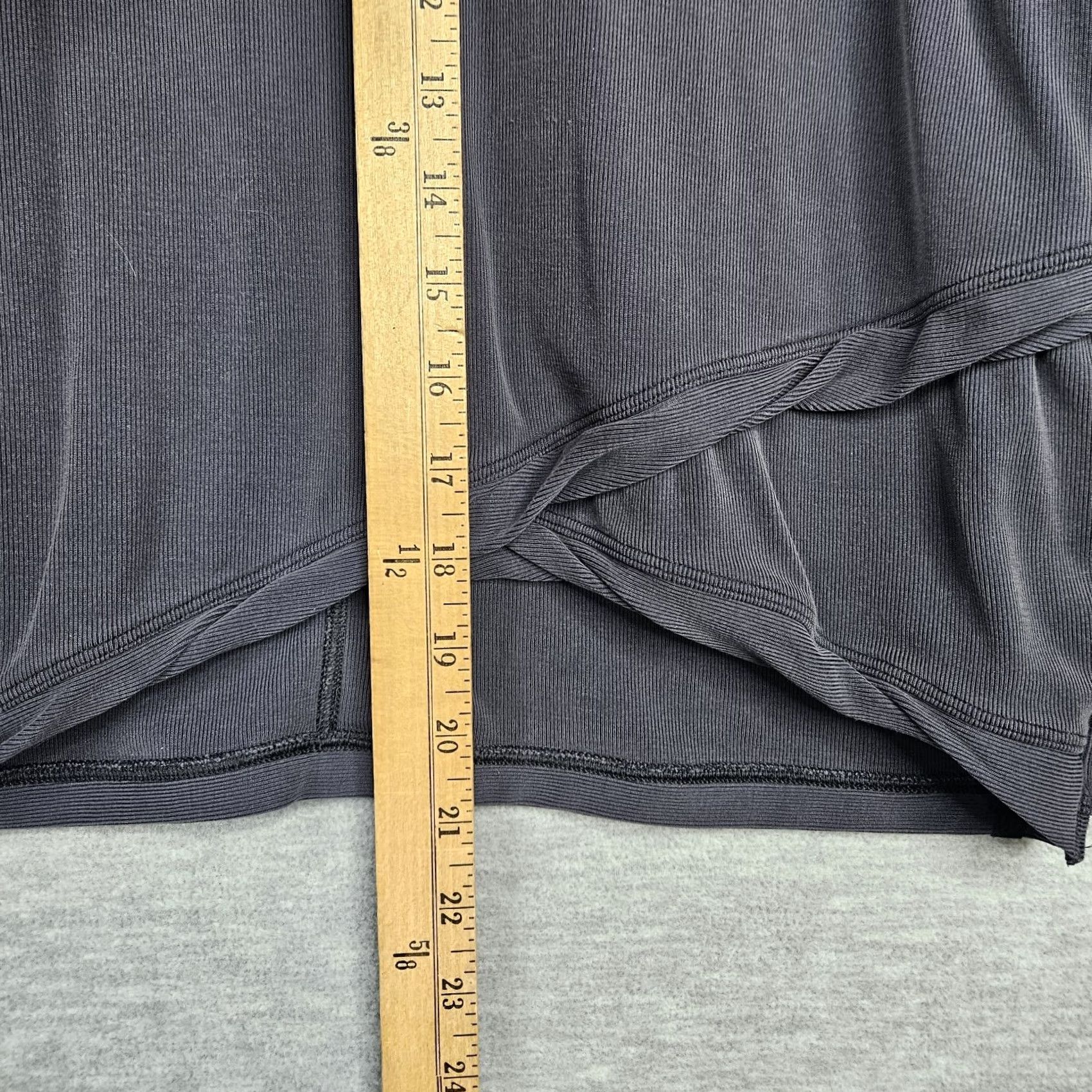Lululemon Lululemon Do the Twist Long Sleeve Shirt Slim Fit Crew Neck Women's Size 10 Black Reversible Activewear Top 10 Women James Size L / US 10 / IT 46 - 4 Thumbnail