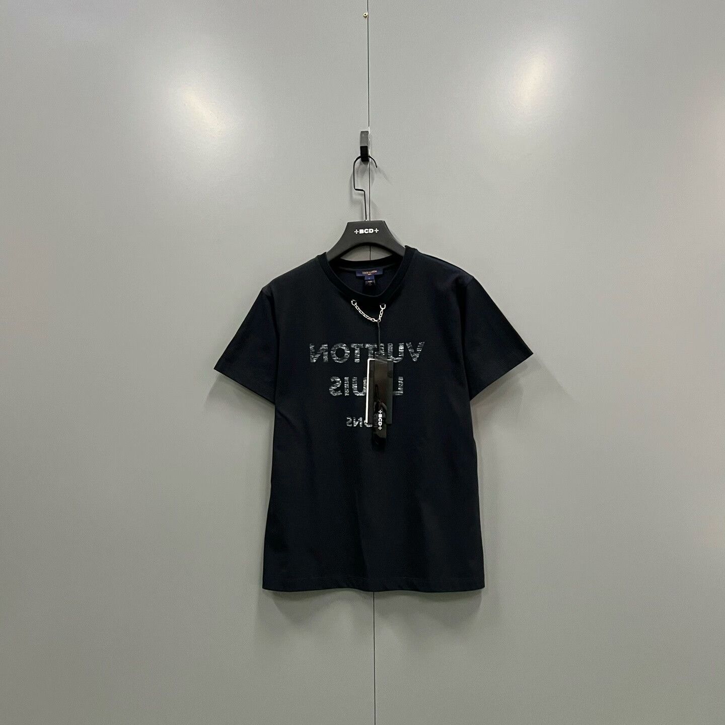 Louis Vuitton Louis Vuitton Black Logo Chain Short Sleeve Size US L / EU 52-54 / 3 - 1 Thumbnail