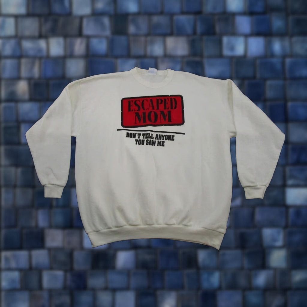 Vintage VINTAGE 90s Escaped Mom Sweatshirt Women's Adult Size 3XL White Hooded Pullover All Seasons Size XXL / US 16-18 / IT 52-54 - 1 Thumbnail