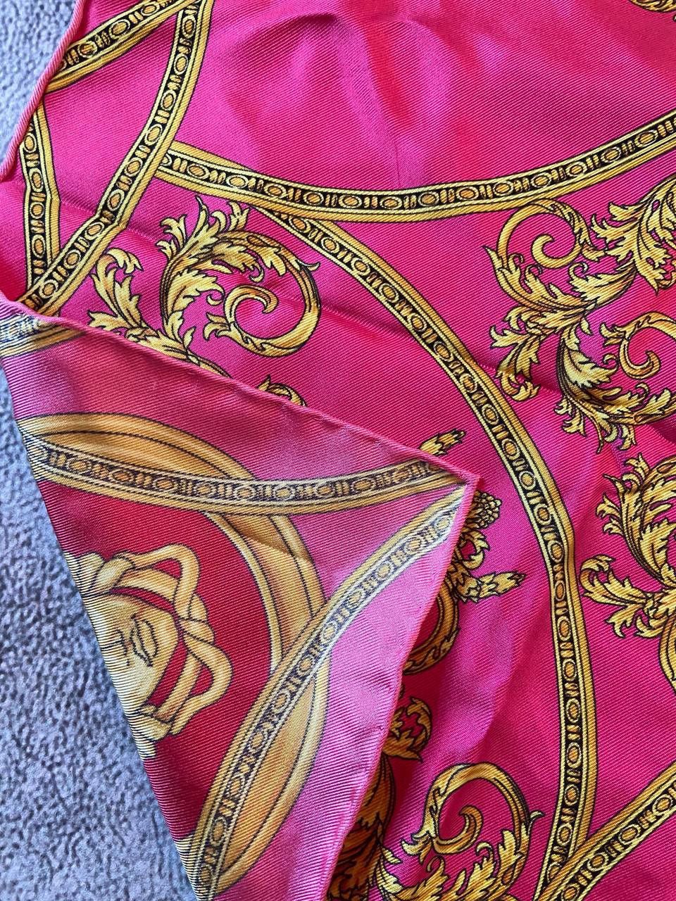 Versace Gianni Versace Bold Fuchsia & Gold „House Of Versace“ Silk Size ONE SIZE - 4 Thumbnail