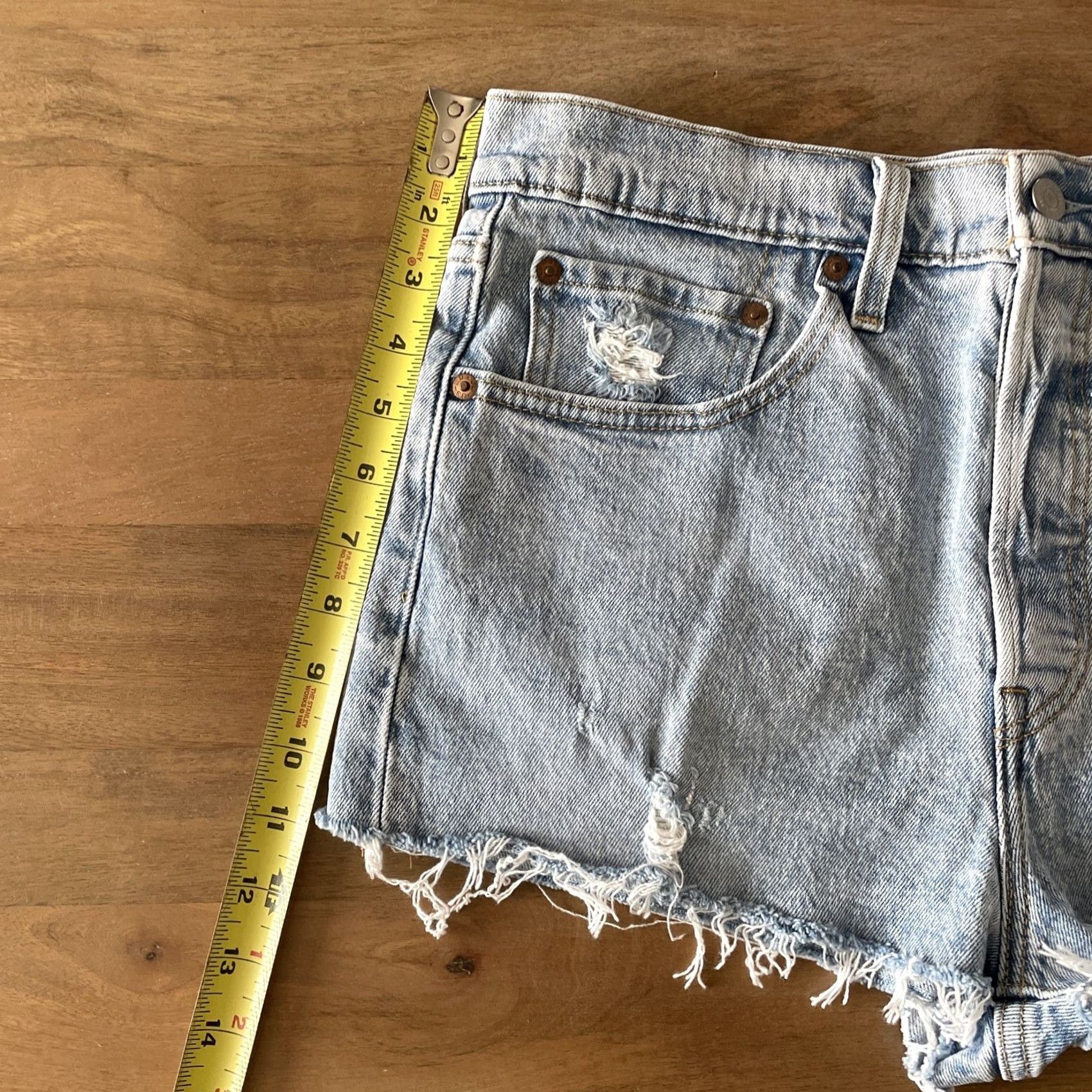 Levi's Levi’s 501 Cut Off Shorts Women 32 Denim Booty Jorts Raw Hem Hi-Rise Light Wash Shorts Casual Womens 90s Western Cowboy Grunge Vintage No Size 30" / US 8 / IT 44 - 6 Thumbnail