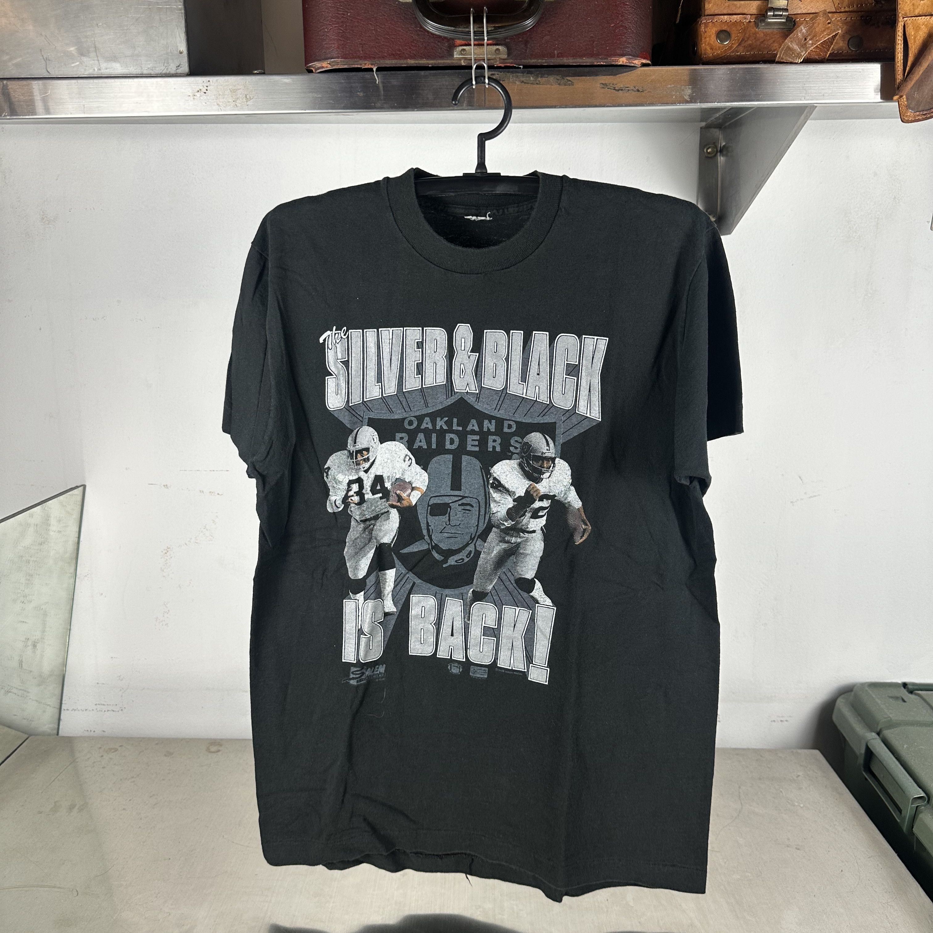 Vintage ​​​​1990 Oakland Raiders NFL The Silver & Black is Back! Tee Size US L / EU 52-54 / 3 - 1 Thumbnail