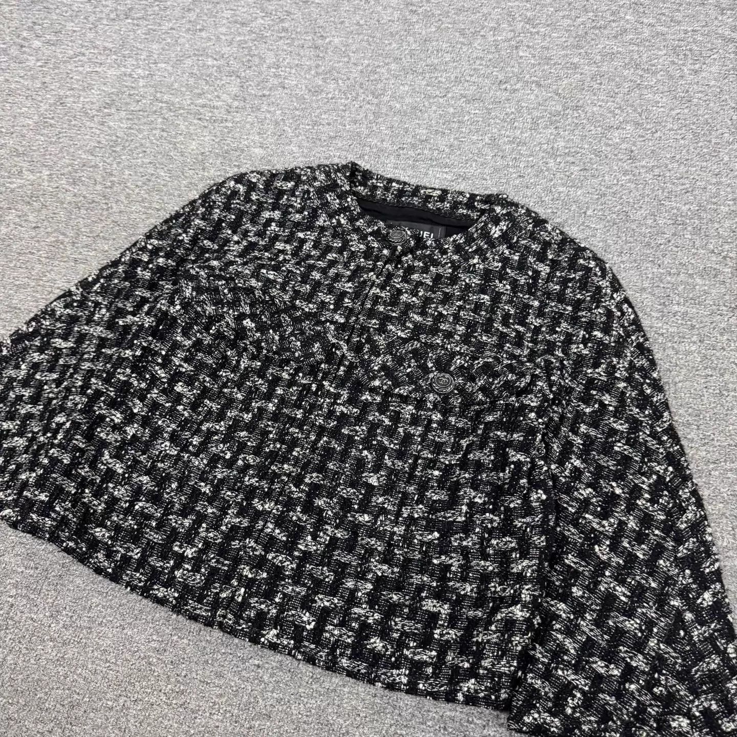 Chanel Chanel Classic Black & White Tweed Short Jacket 38 Size S / US 4 / IT 40 - 3 Thumbnail