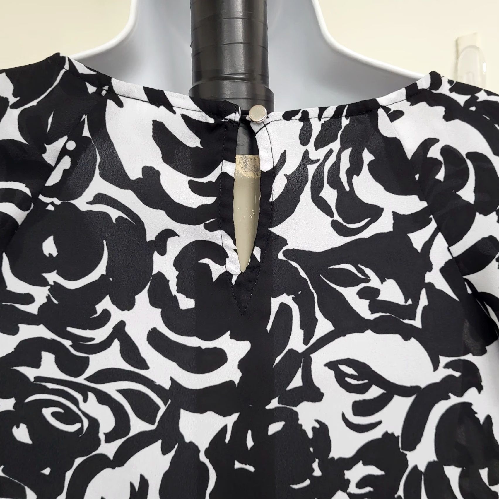 Liz Claiborne Liz Claiborne Petite Blouse Womens Size PL Black White Short Sleeve Ruffle Front Size L / US 10 / IT 46 - 5 Thumbnail